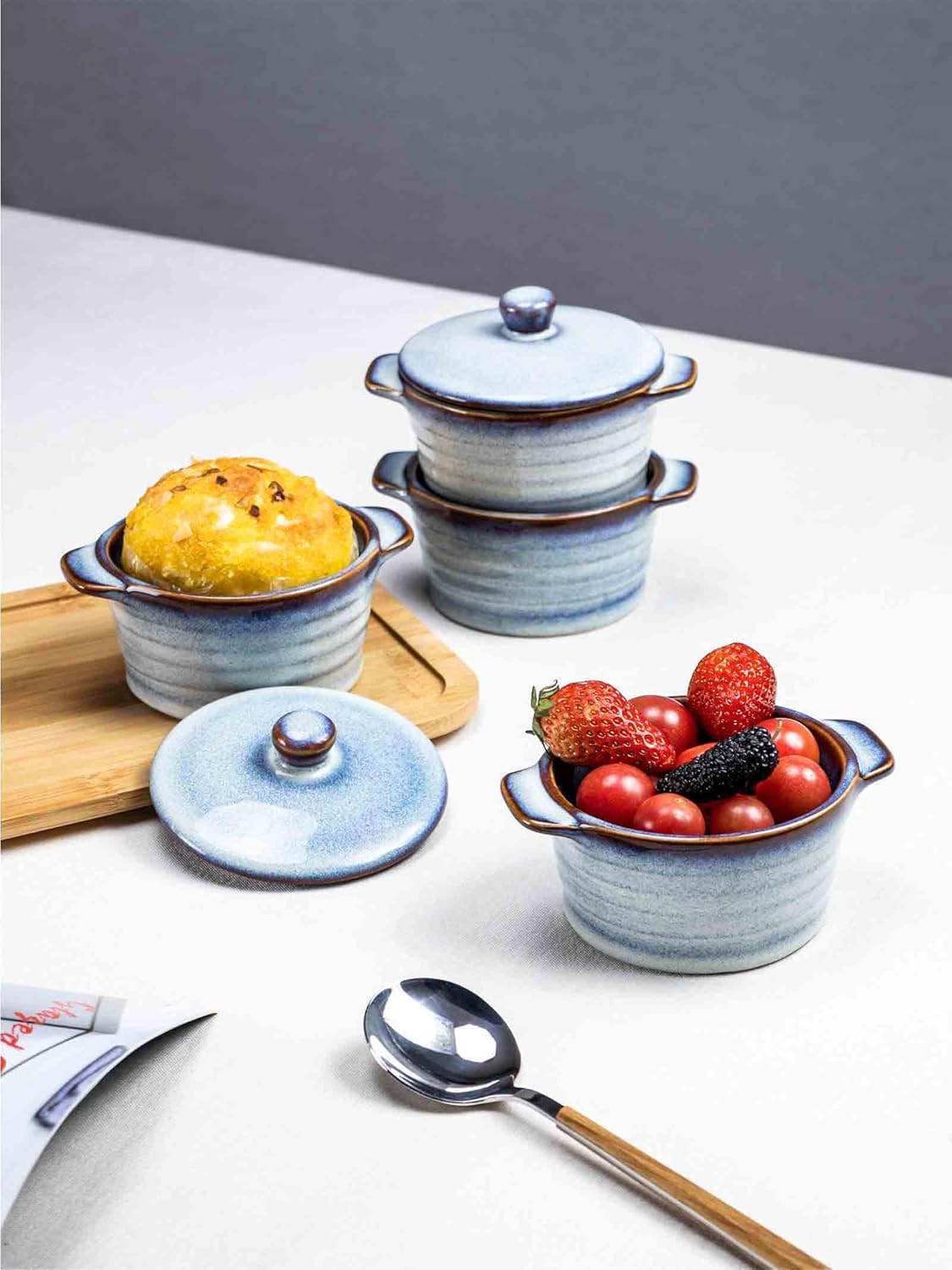 Henten Home Ramequines de cerámica de 8 onzas con tapa, mini cocotte de porcelana con asa, juego de 4, cazuelas de esmalte reactivo para hornear,