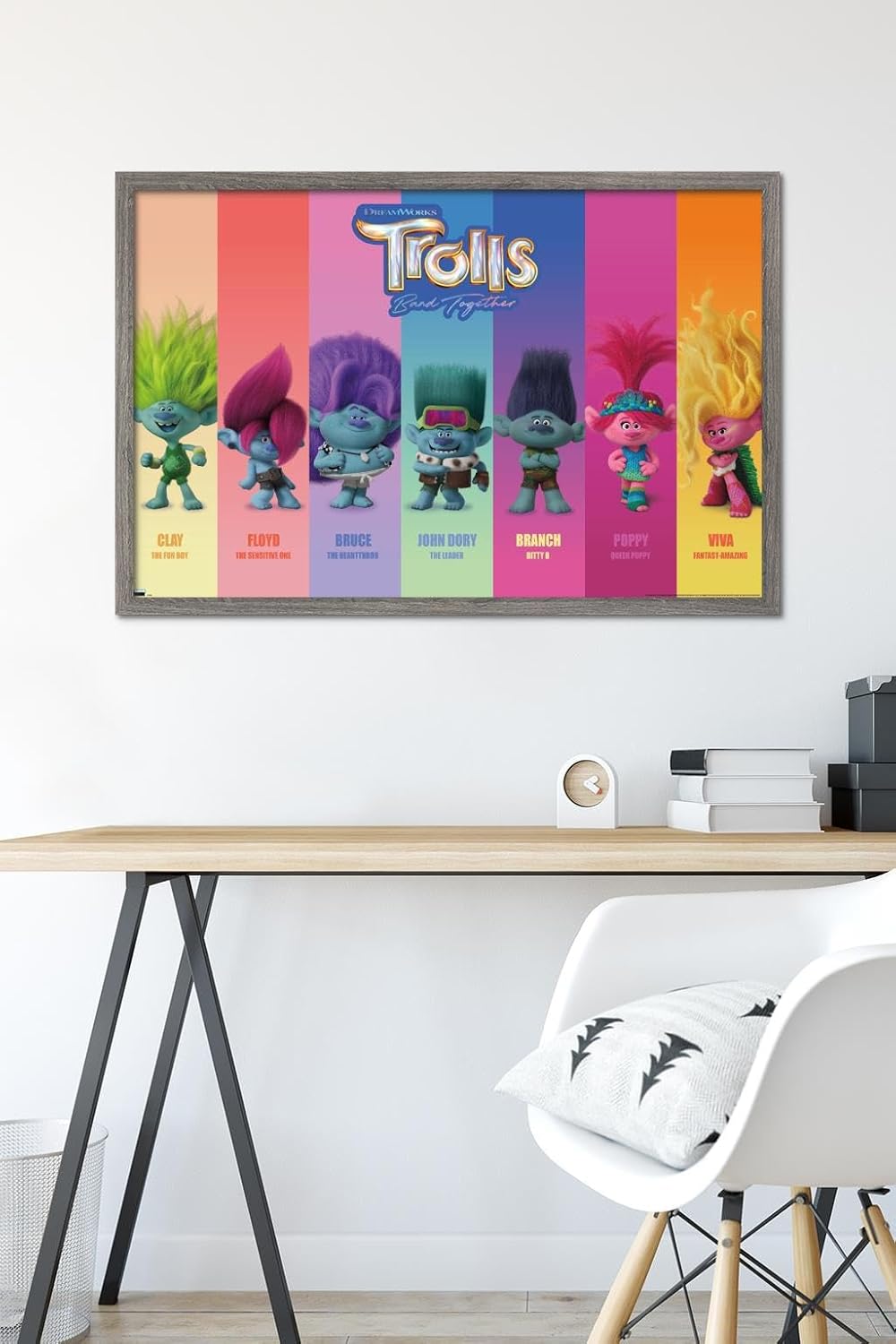 Trends International Trolls Band Together – Póster de pared Perfect Harmony, 22.37 x 34.00 pulgadas, versión enmarcada de madera de granero