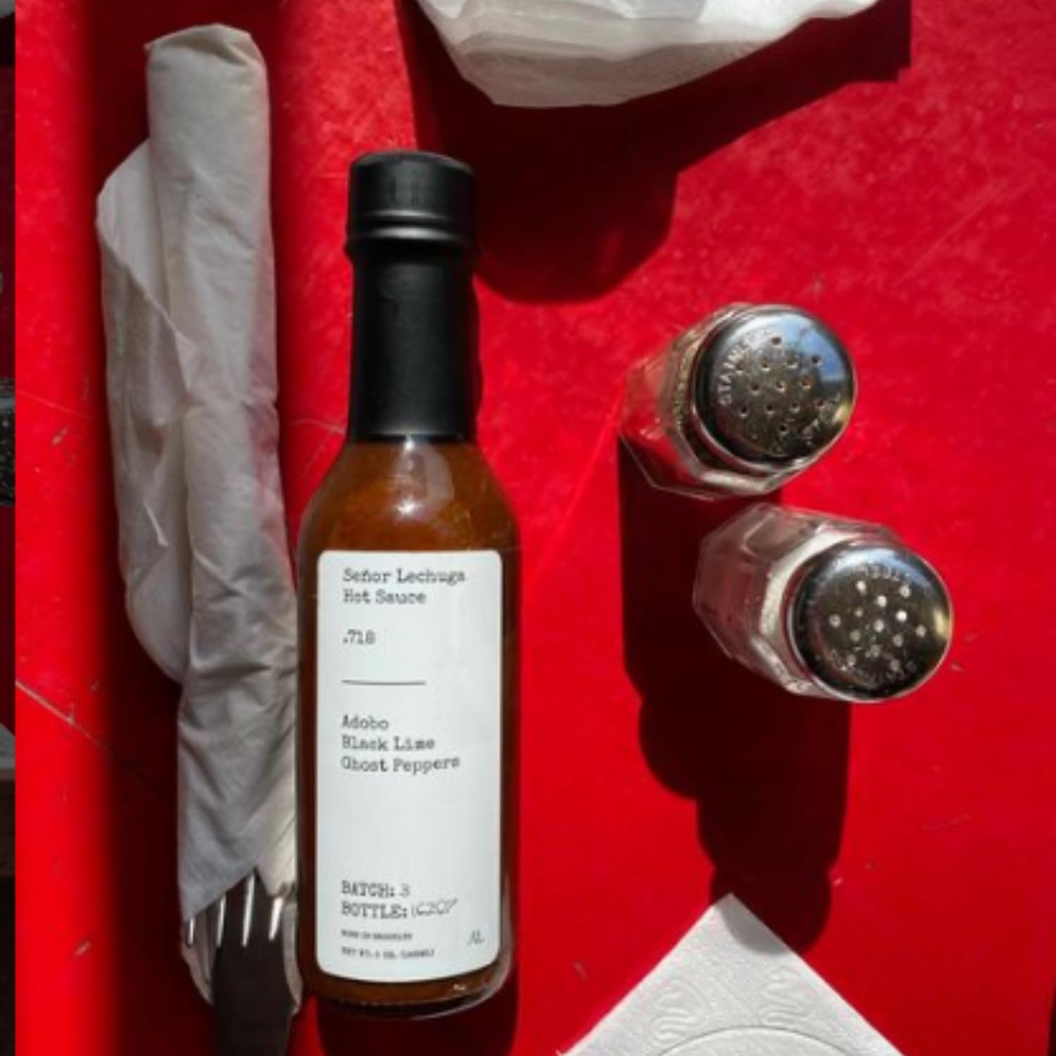 Salsa picante .718 de Senior Lechuga, calor medio con sabores de guajillo y pimientos Pasilla, hecha con todos los ingredientes naturales, botella