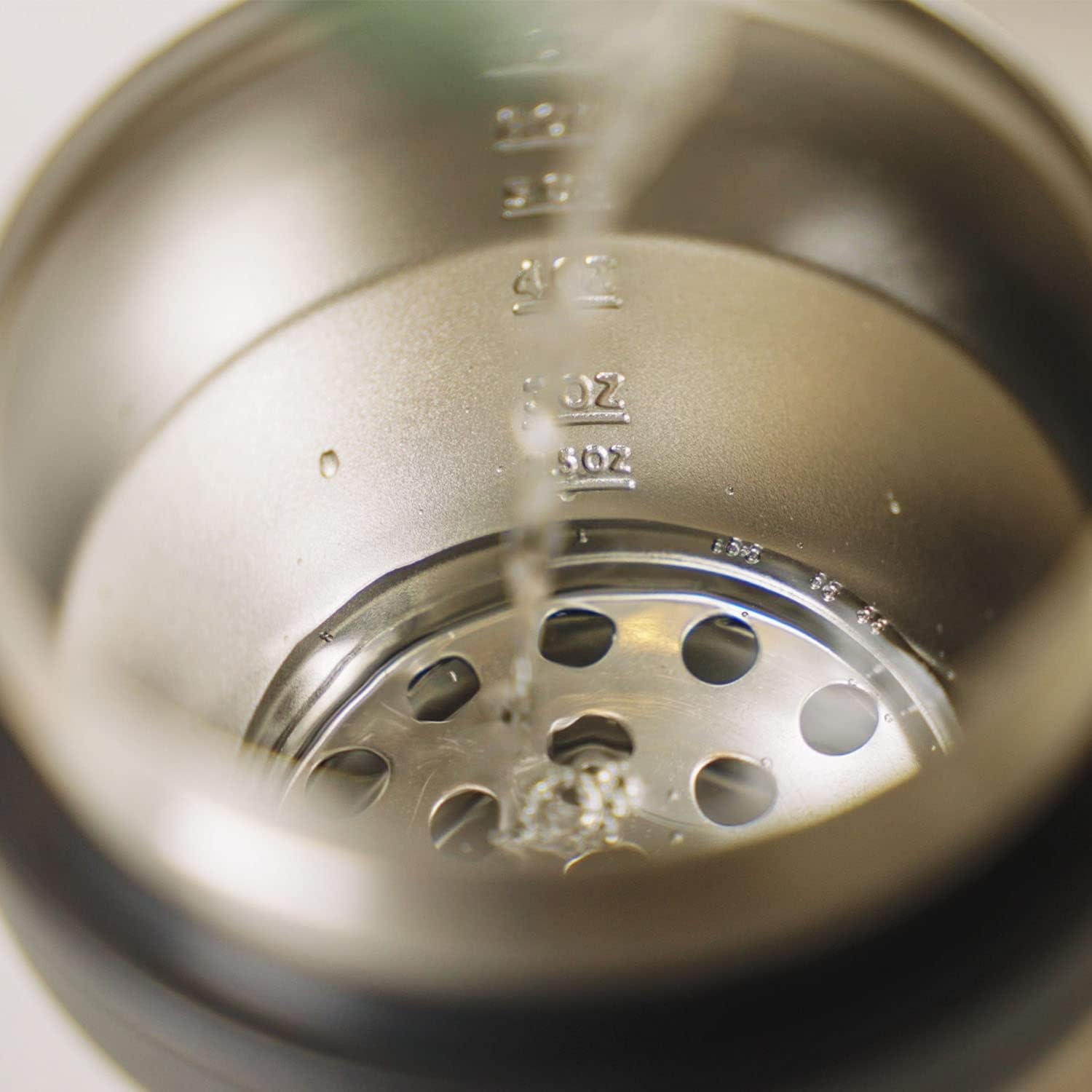JoyJolt Botella coctelera con triple aislamientoproteínas. Vaso agitador de 20 onzas con tapa de medición de alcohol y tapa jigger. Botellas de