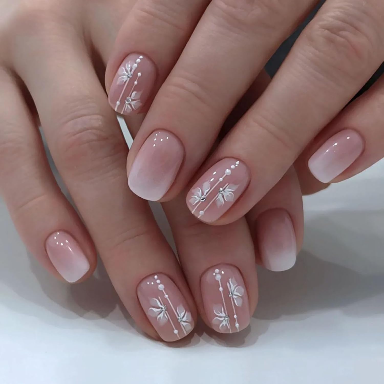 Uñas postizas cortas cuadradas SWEKKE con punta francesa, uñas postizas de color rosa degradado, cobertura completa, flores, con diseños de