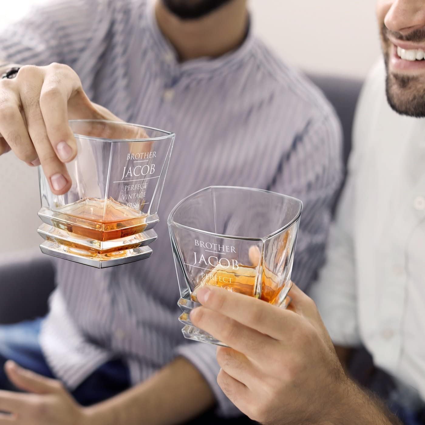 Maverton Juego de whisky grabado para hombre – Elegante jarra geométrica con 4 vasos para él – Juego geométrico con grabado – Barware personalizado