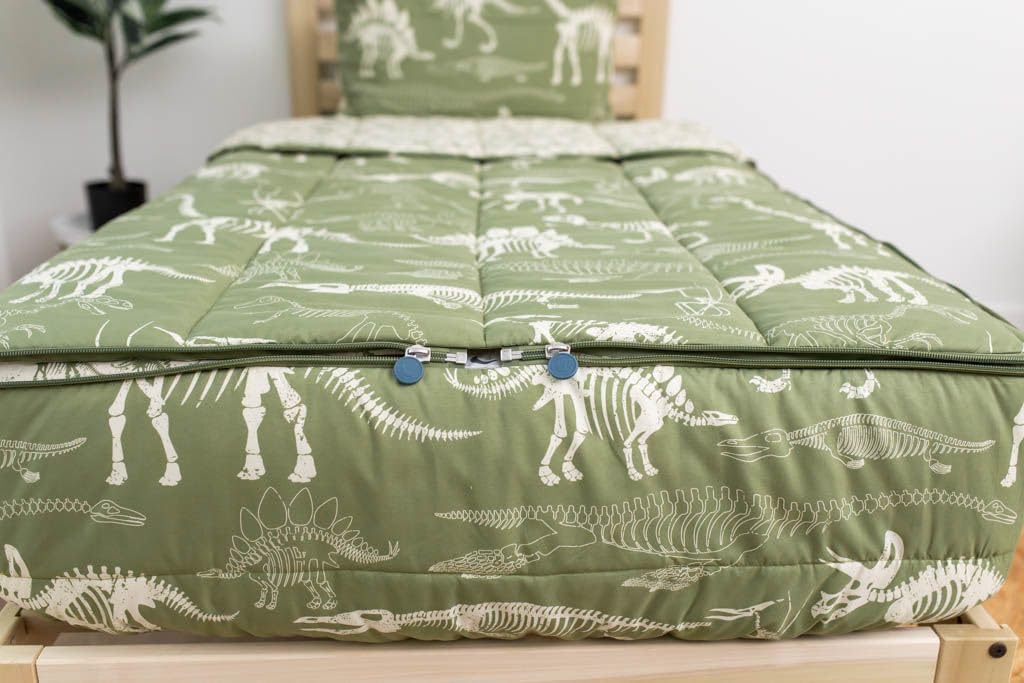 Beddy’s Nod & Winks – Juego de ropa de cama para niños pequeños, tema de fósiles, juego verde de 3 piezas con funda de colchón con cremallera,