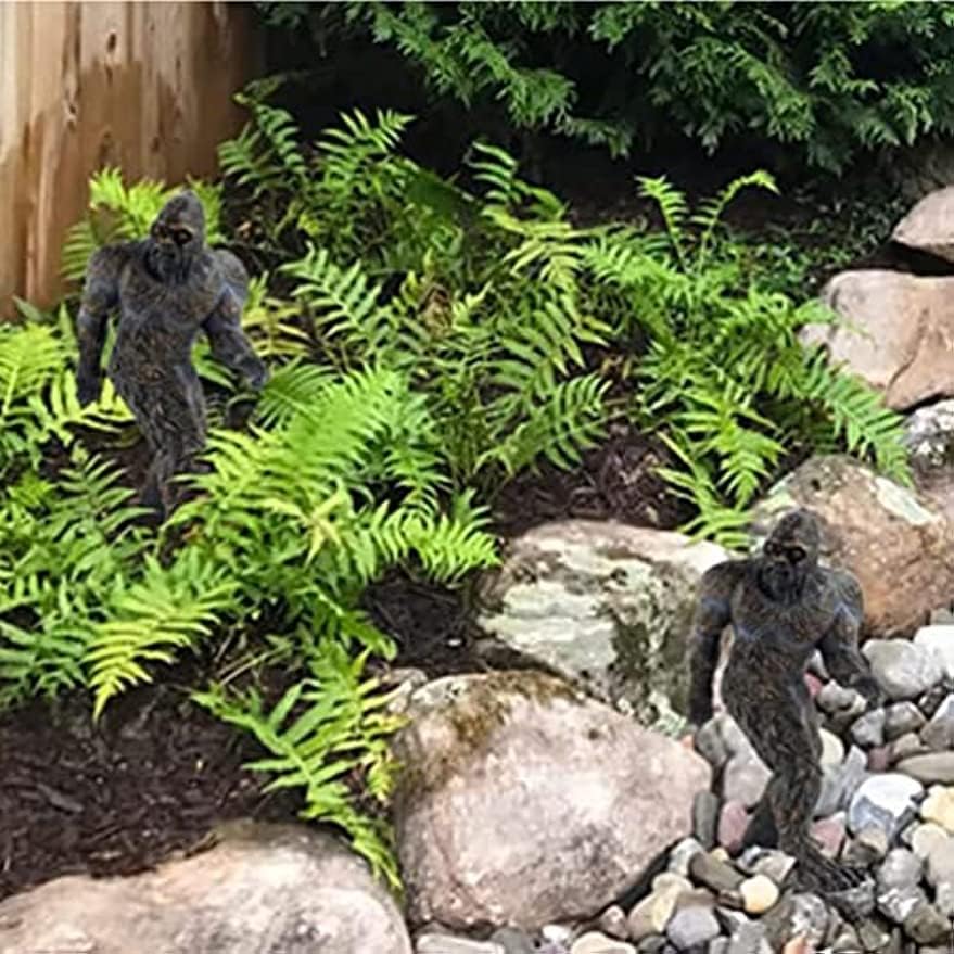 Bigfoot Estatua de jardín  Intrigante figura de Sasquatch para decoración al aire libre  Escultura negra para césped, patio  Regalo único de