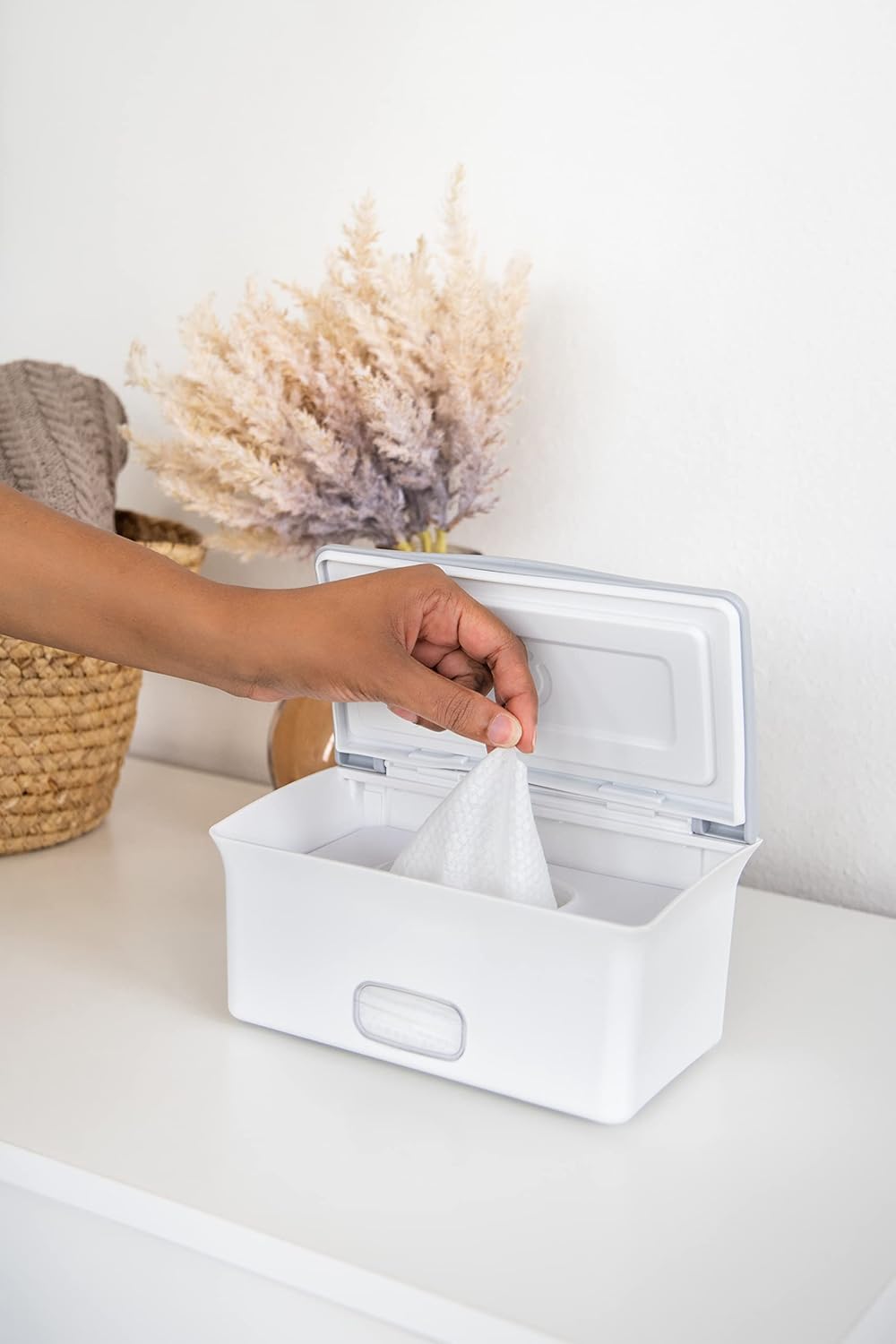 Ubbi Dispensador de toallitas para bebé, estuche de toallitas para bebé, soporte para toallitas para bebés con placa pesada, mantiene las toallitas