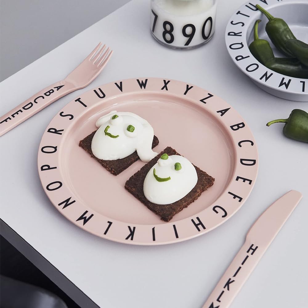 Design Letters Eat & Learn – Juego de 4 tenedores, cuchillos y cucharas para niños pequeños, diseño en Dinamarca, juego de cubiertos Tritan para