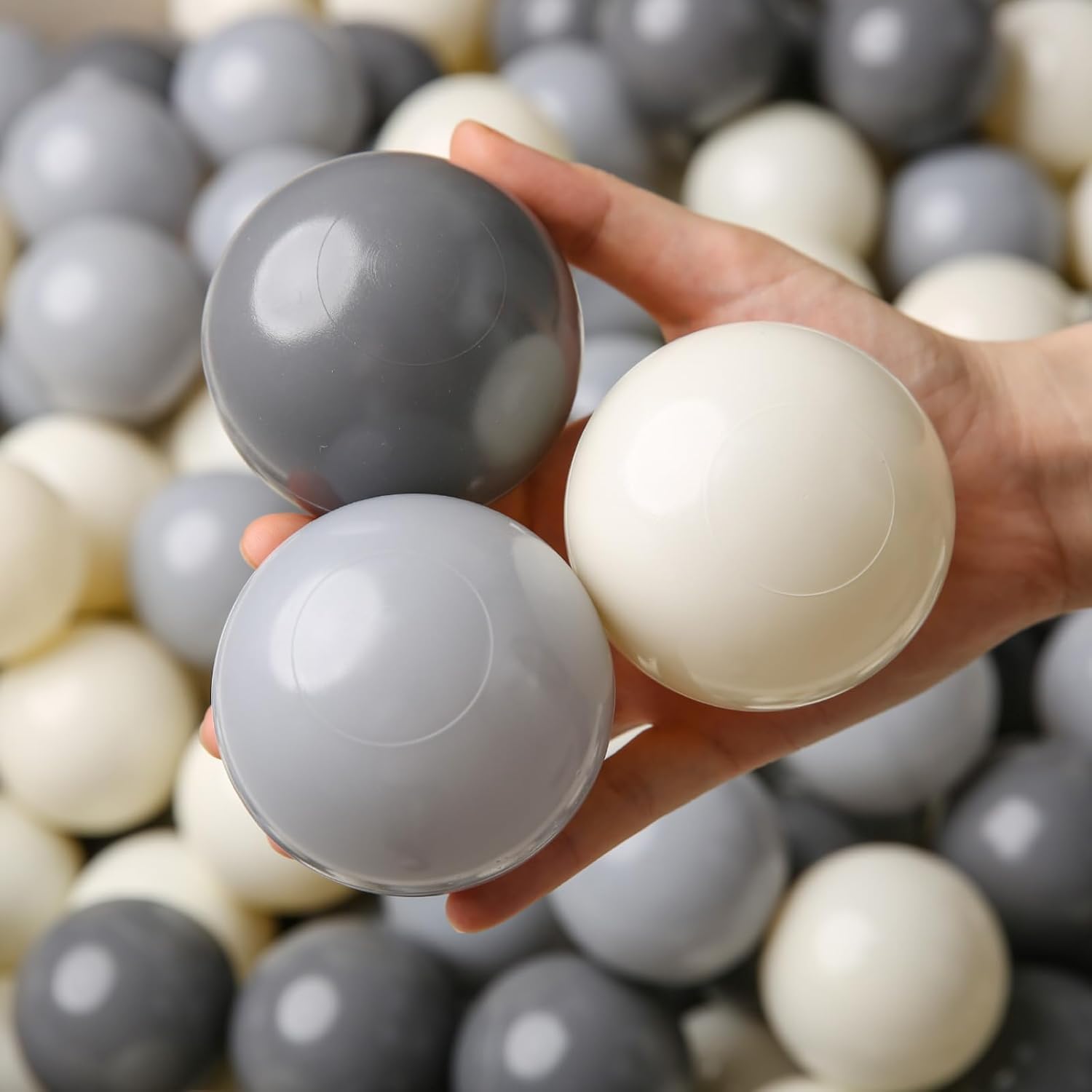 TRENDPLAY Pelotas de 2.75 pulgadas, sin BPA y no tóxicas, estimulan los sentidos y fomentan el desarrollo cognitivo, blanco crema + gris oscuro +
