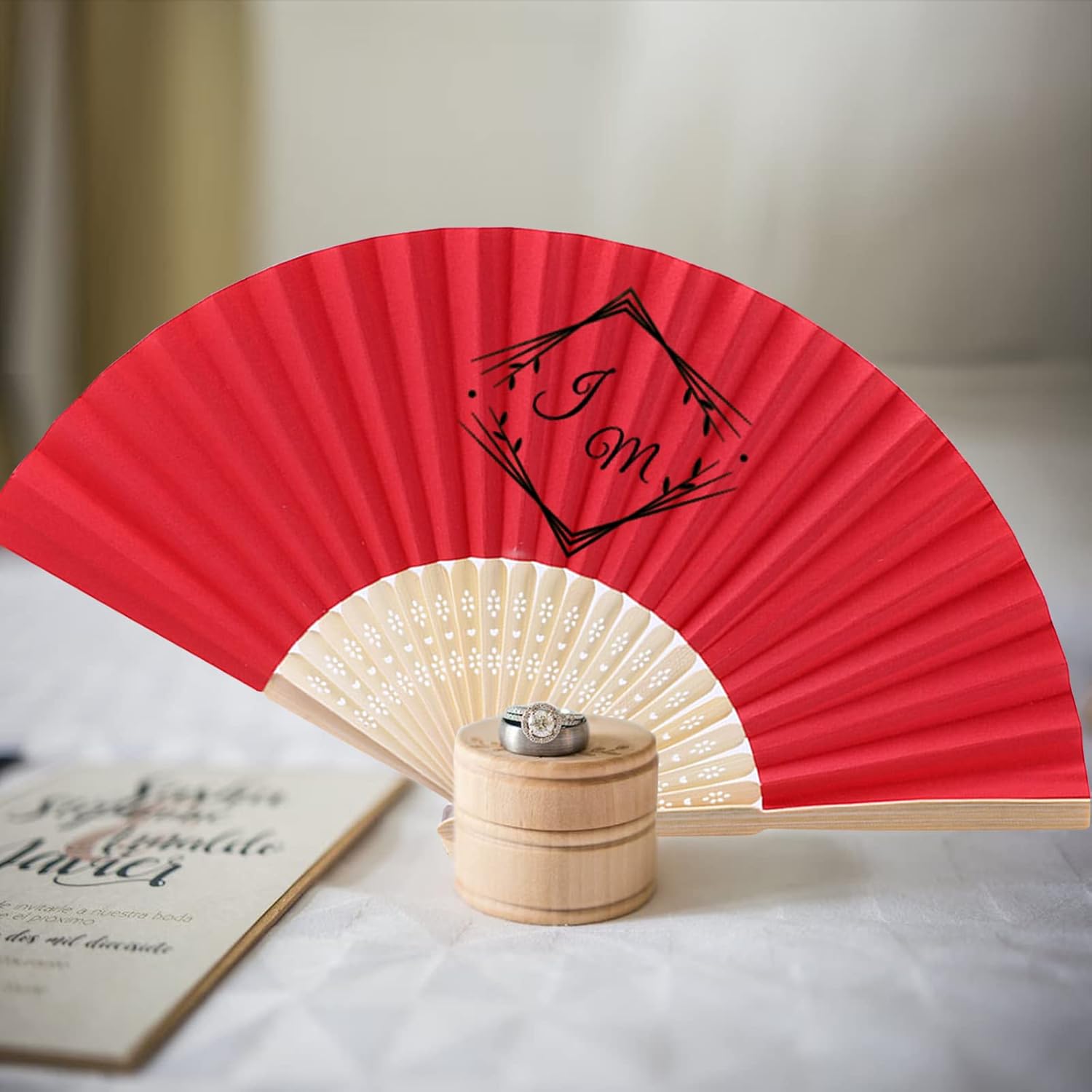 Ventiladores de papel personalizados a granel ventiladores plegables de bambú personalizados ventilador plegable de mano para regalo de boda de