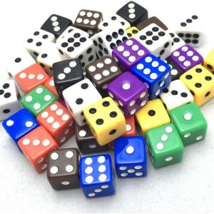 Paquete de 50 dados opacos D6 de seis caras de 0.472 pulgadas (0.472 in), color aleatorio (por lo menos 5 colores) Paquete de 50 dados opacos D6 de seis caras de 0.472 pulgadas (0.472 in), color aleatorio (por lo menos 5 colores)