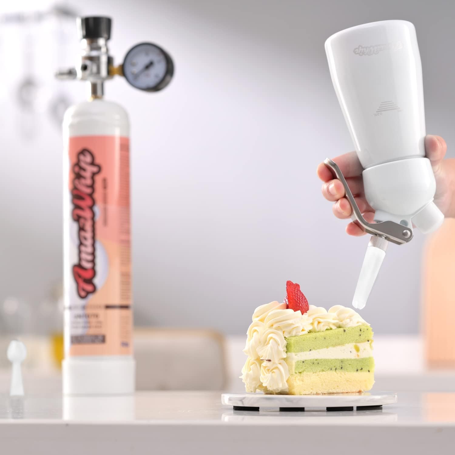 AmazWhip Dispensador de crema batida, accesorios generales, 3 puntas de decoración de plástico, soporte para cargador culinario, un cepillo limpio