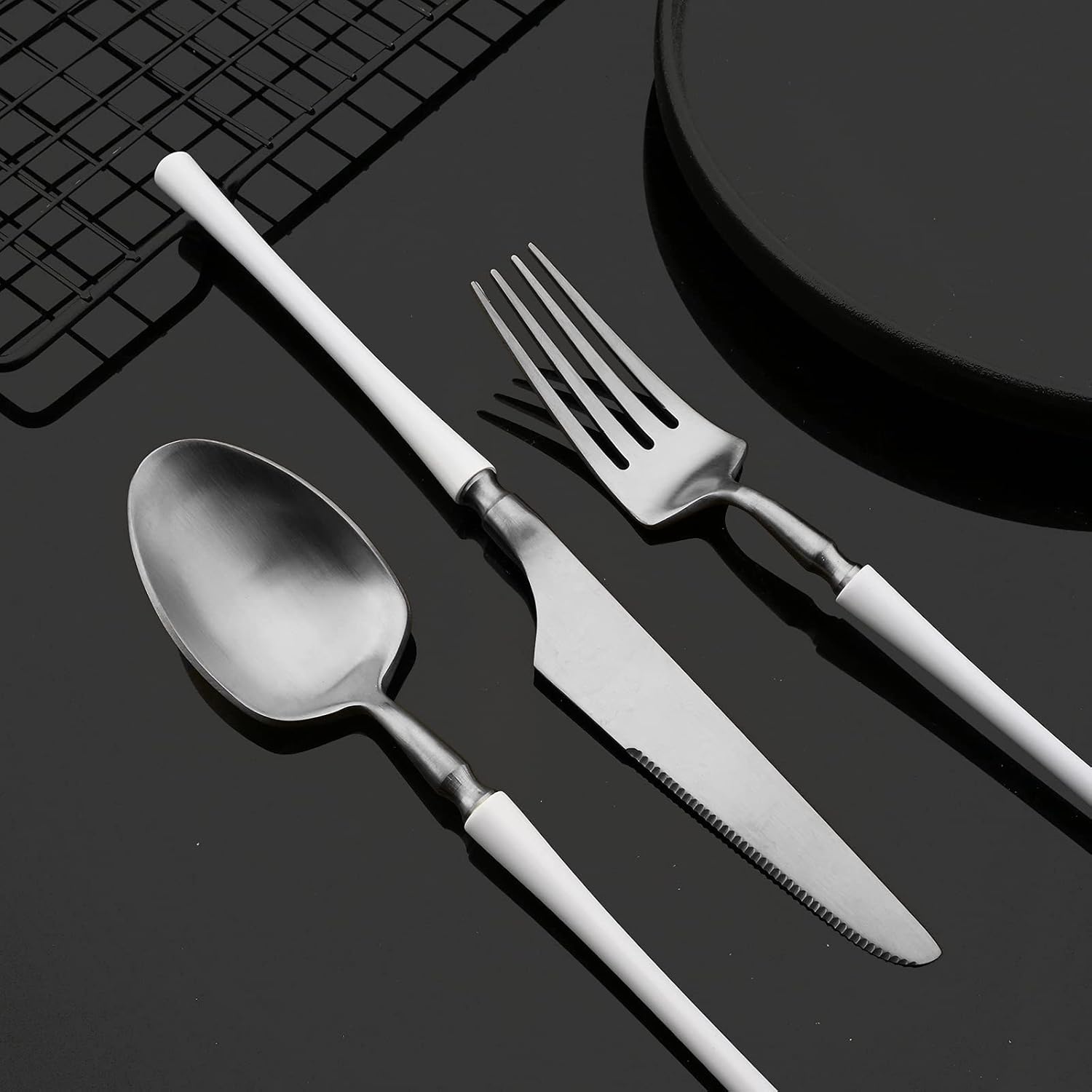 JASHII Juego de cubiertos blancos y plateados, vajilla de metal de acero inoxidable 304 de 24 piezas con mango de cintura pequeña para 6, acabado