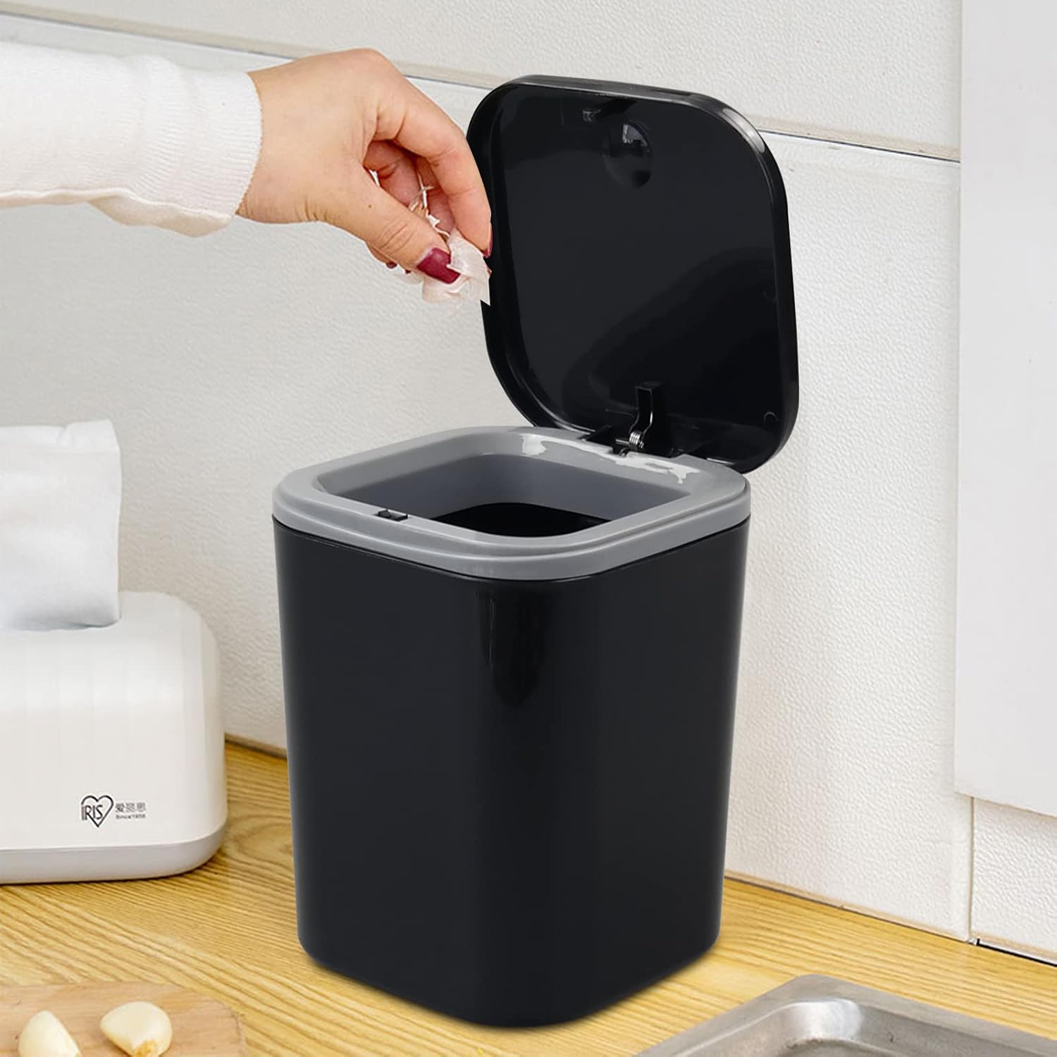 Bringer Basurero de escritorio de 2 L, bote de basura pequeño de plástico de 0.5 galones con tapa, color negro