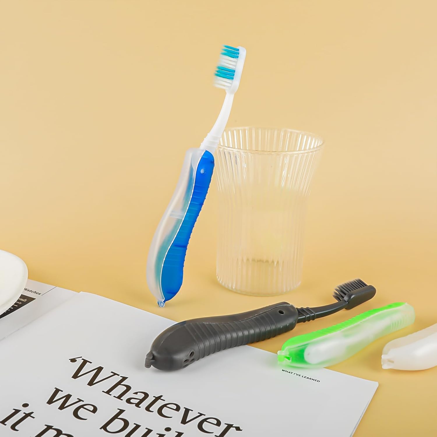 Paquete de 4 cepillos de dientes de viaje plegable cepillo de dientes suave potable tamaño de viaje plegable característica (verdeazulblanconegro)