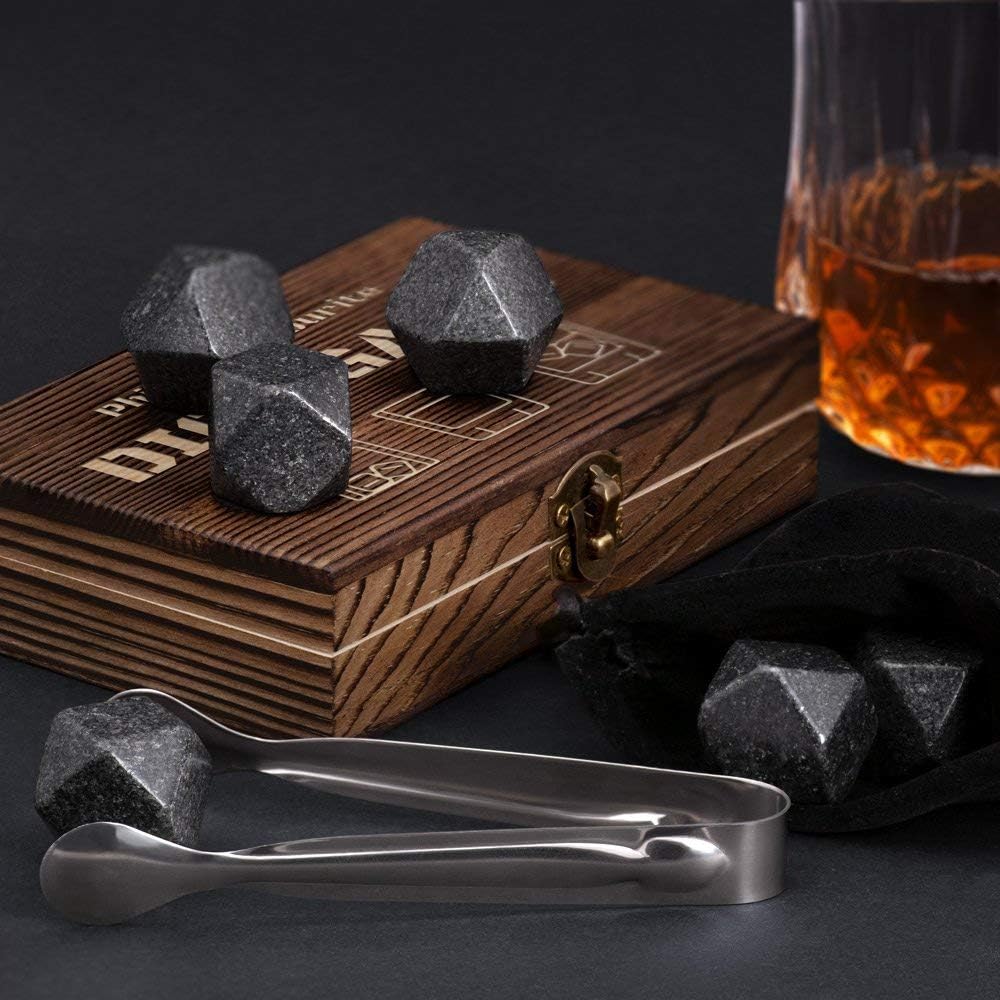 Maverton Juego de regalo de piedras de whisky para hombre, 6 rocas de whisky de granito, rocas refrescantes en elegante caja de madera con grabado,