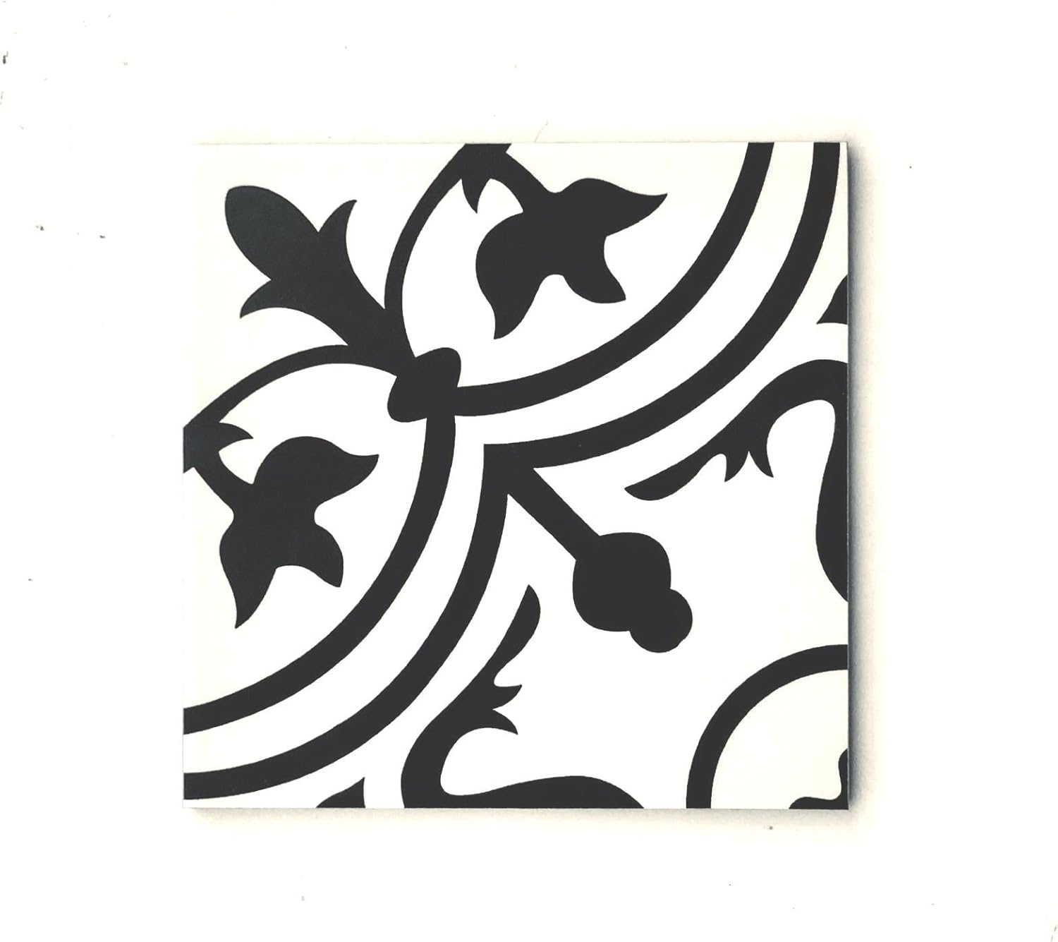 Azulejo porcelánico blanco y negro Flora de 8 x 8 pulgadas (10 unidades)
