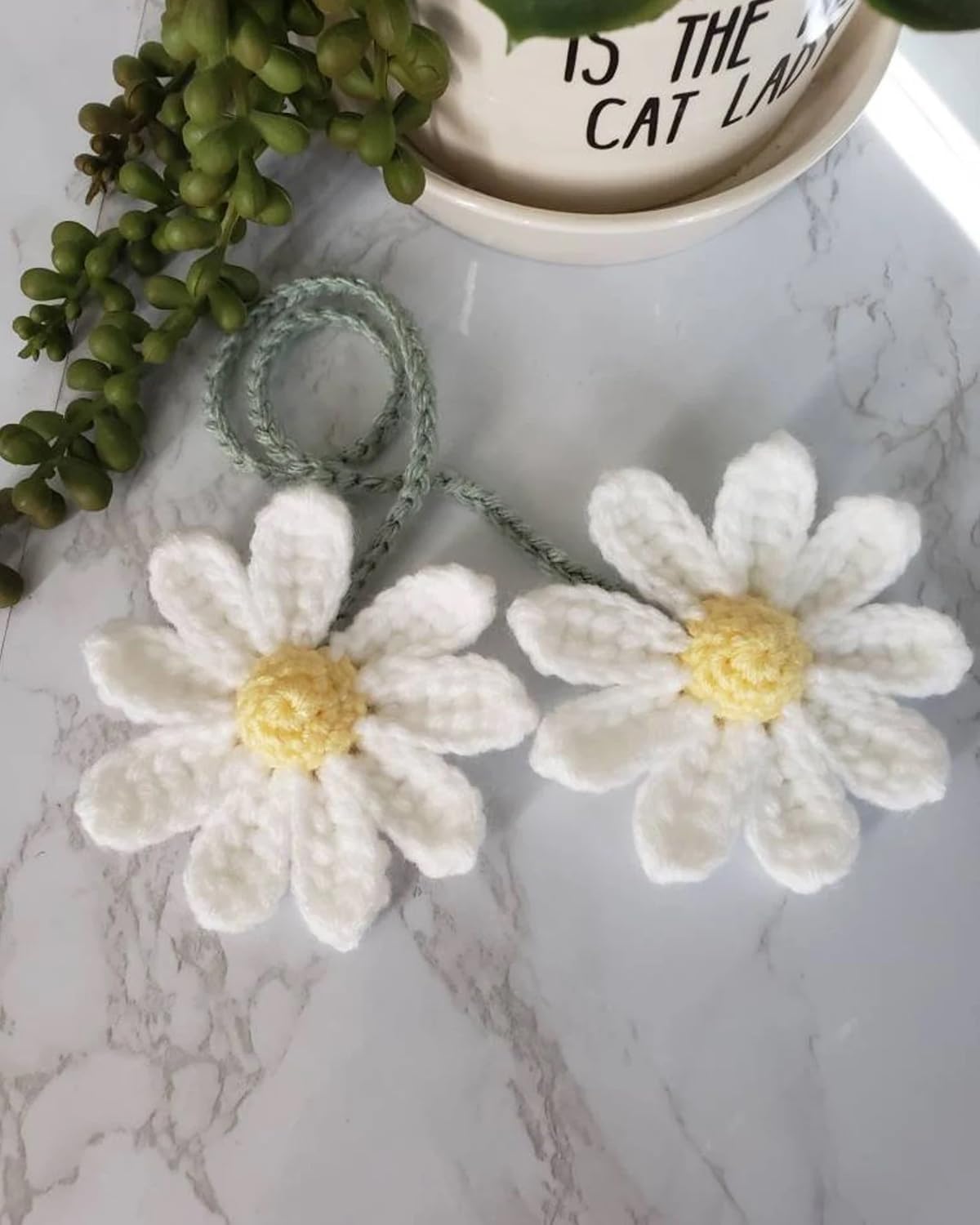 Accesorios de automóvil con margaritas de ganchillo para mujeres y niñas, bonitos dijes colgantes para espejo retrovisor, hechos a mano, margaritas,