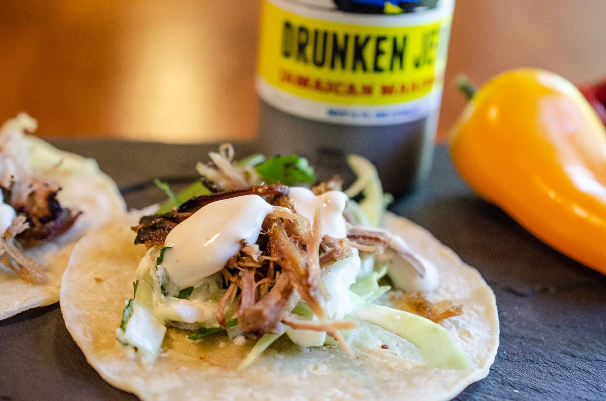 Secret Aardvark Drunken Jerk – Salsa picante jamaicana Jerk y marinada, hecha con condimento jamaicano Jerk, salsa de soja y pimientos habaneros,