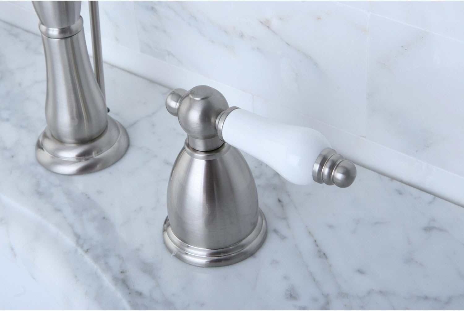 Kingston Brass KB1978PL Heritage – Grifo de lavabo generalizado con mango de palanca de porcelana, níquel cepillado