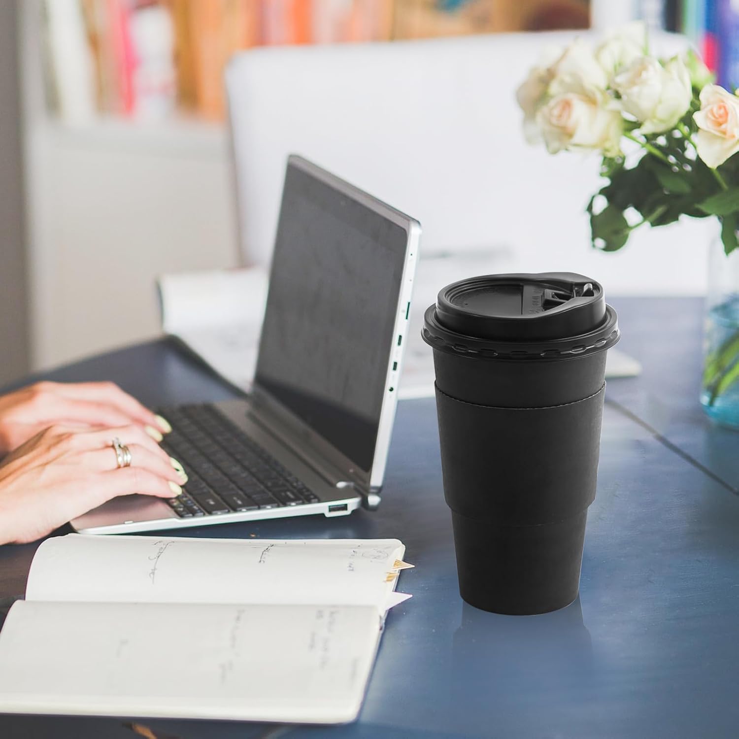 SIUQ Paquete de 100 tazas de café desechables de 16 onzas con tapas y mangas, vasos de papel para bebidas calientes y frías, café, agua, chocolate