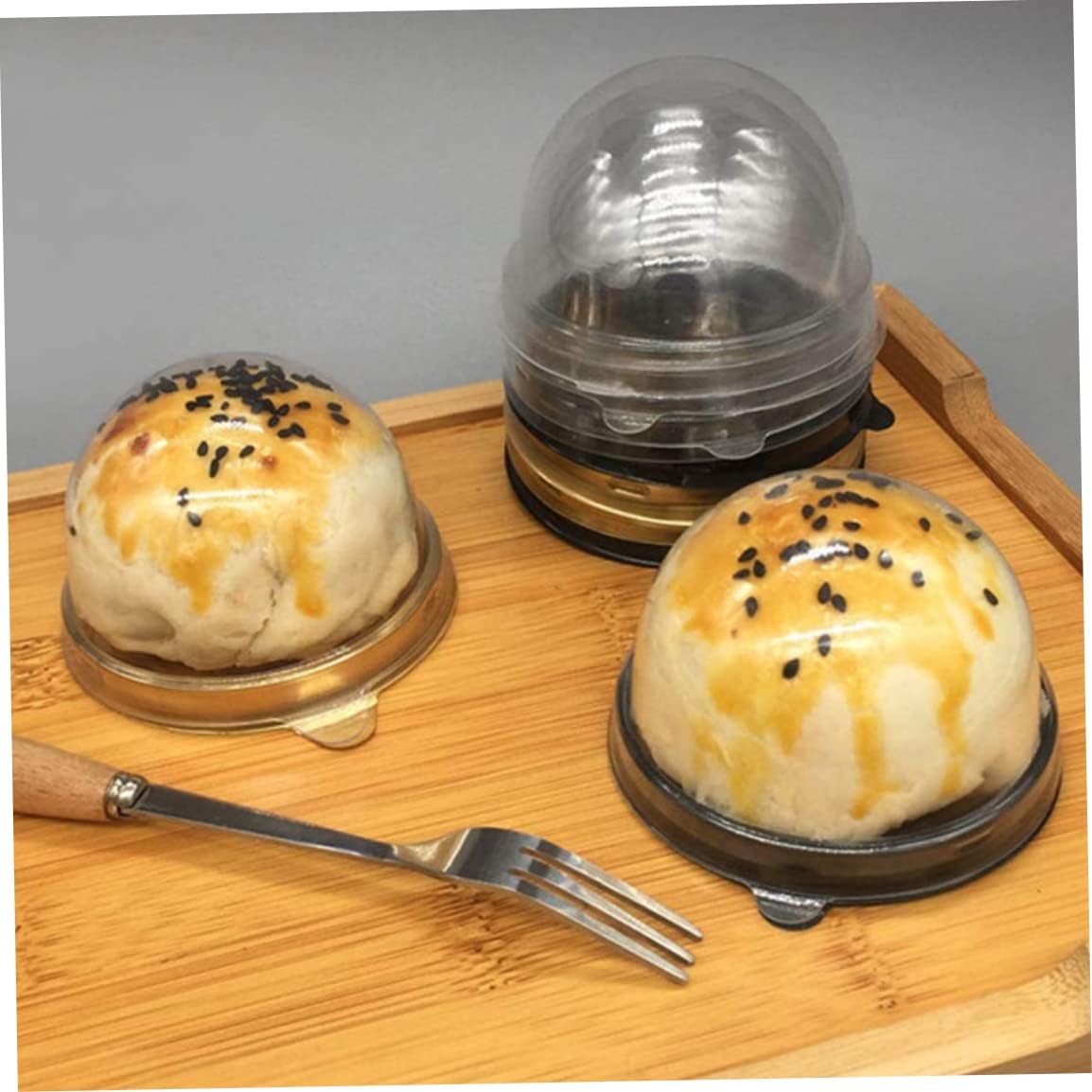 Caja de embalaje Mini contenedor para tartas Mooncake Dome Box Muffin Pod Holder Plástico transparente individual con base negra, 50 unidades