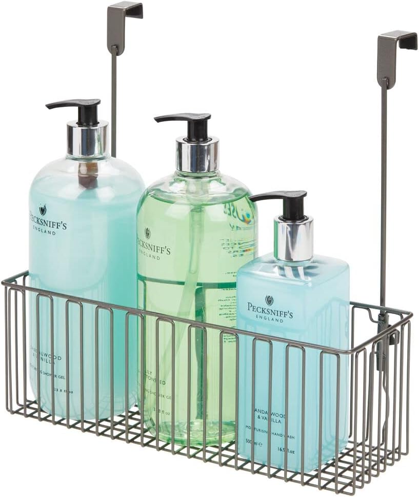 MDesign – Organizador o cesta de metal para armario de baño, para colgar en las puertas del gabinete sostiene champú, acondicionador, gel de lavado