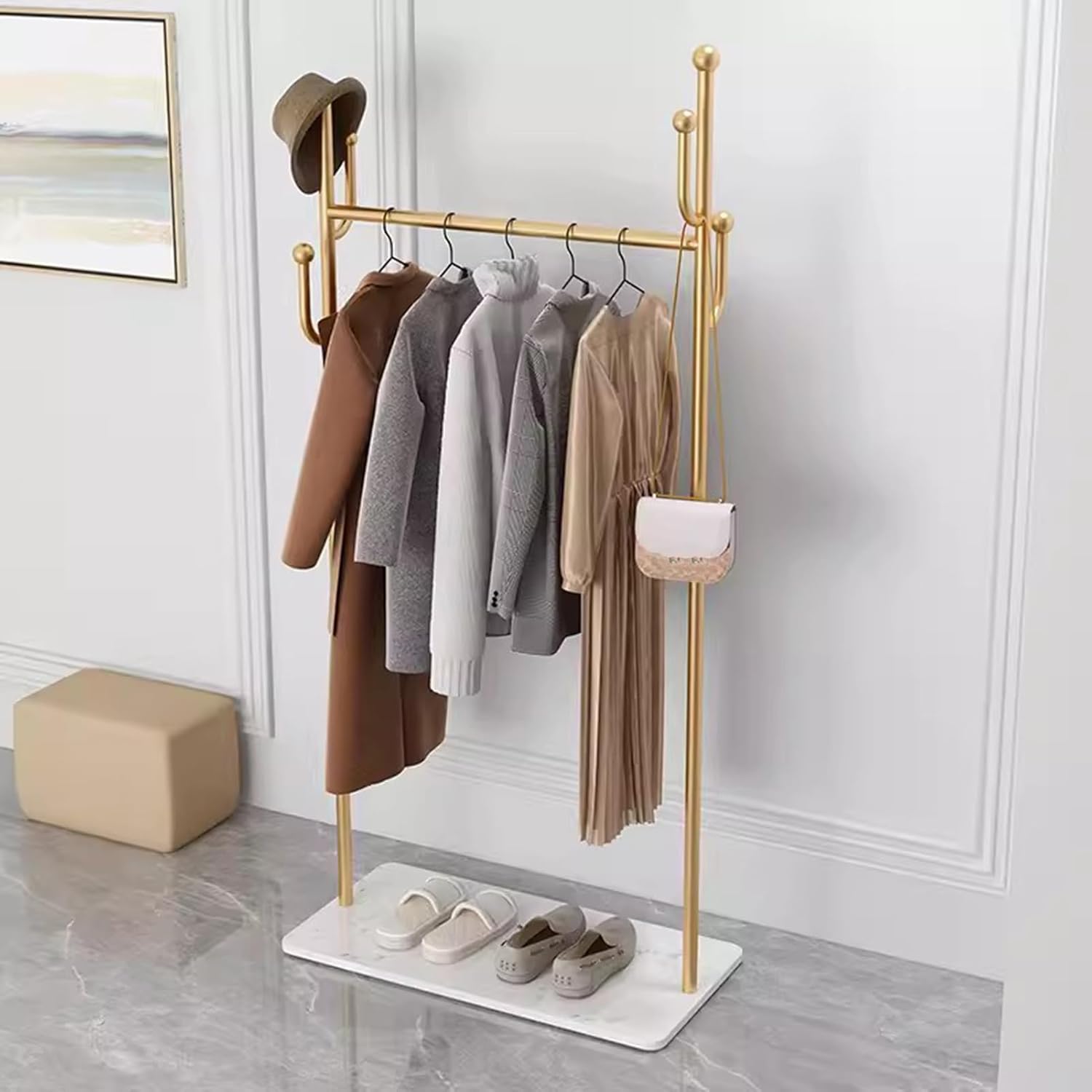 Perchero moderno con estantes y ganchos, marco de metal y base de mármol, perchero independiente para colgar ropa, ahorro de espacio para