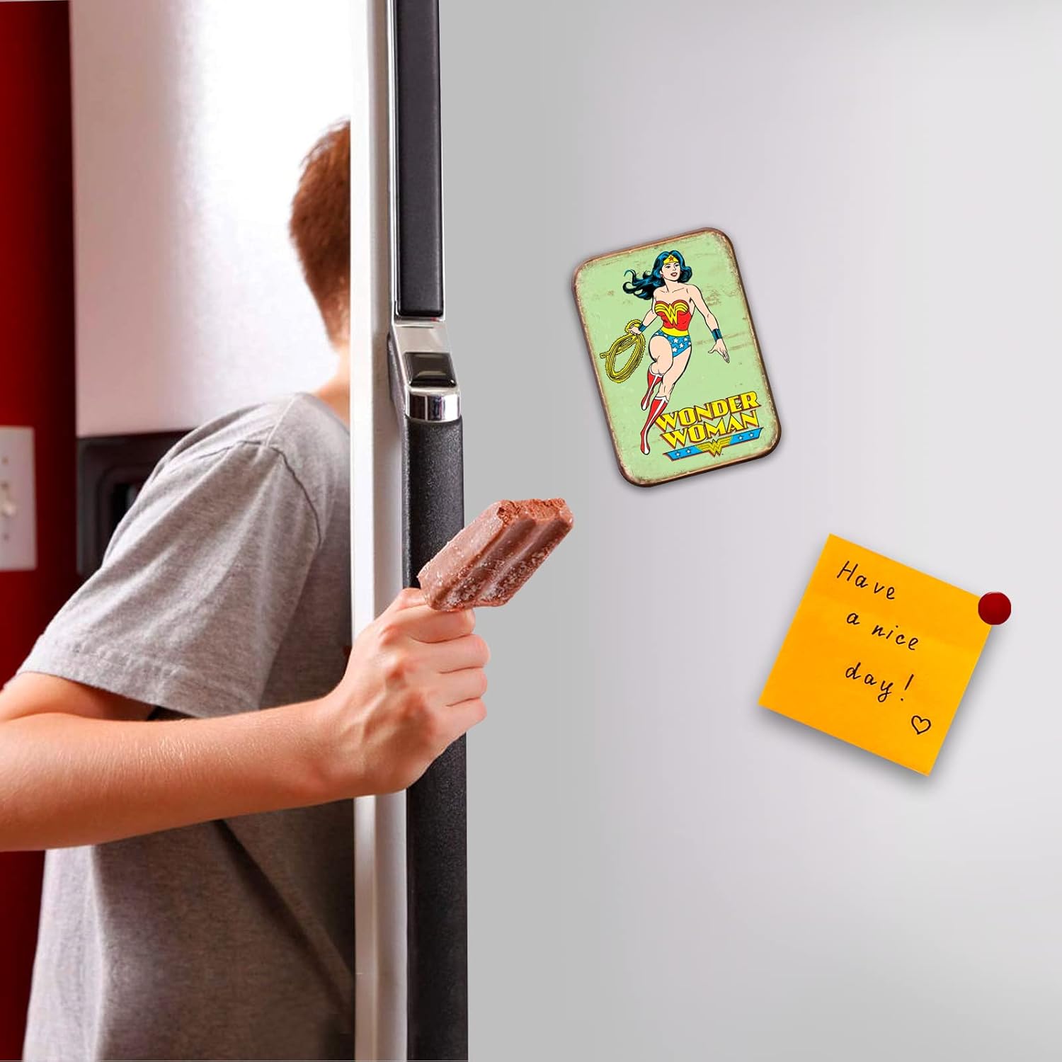 Desperate Enterprises Wonder Woman – Imán retro para refrigerador, divertidos imanes para oficina, hogar y escuela, fabricado en los Estados Unidos