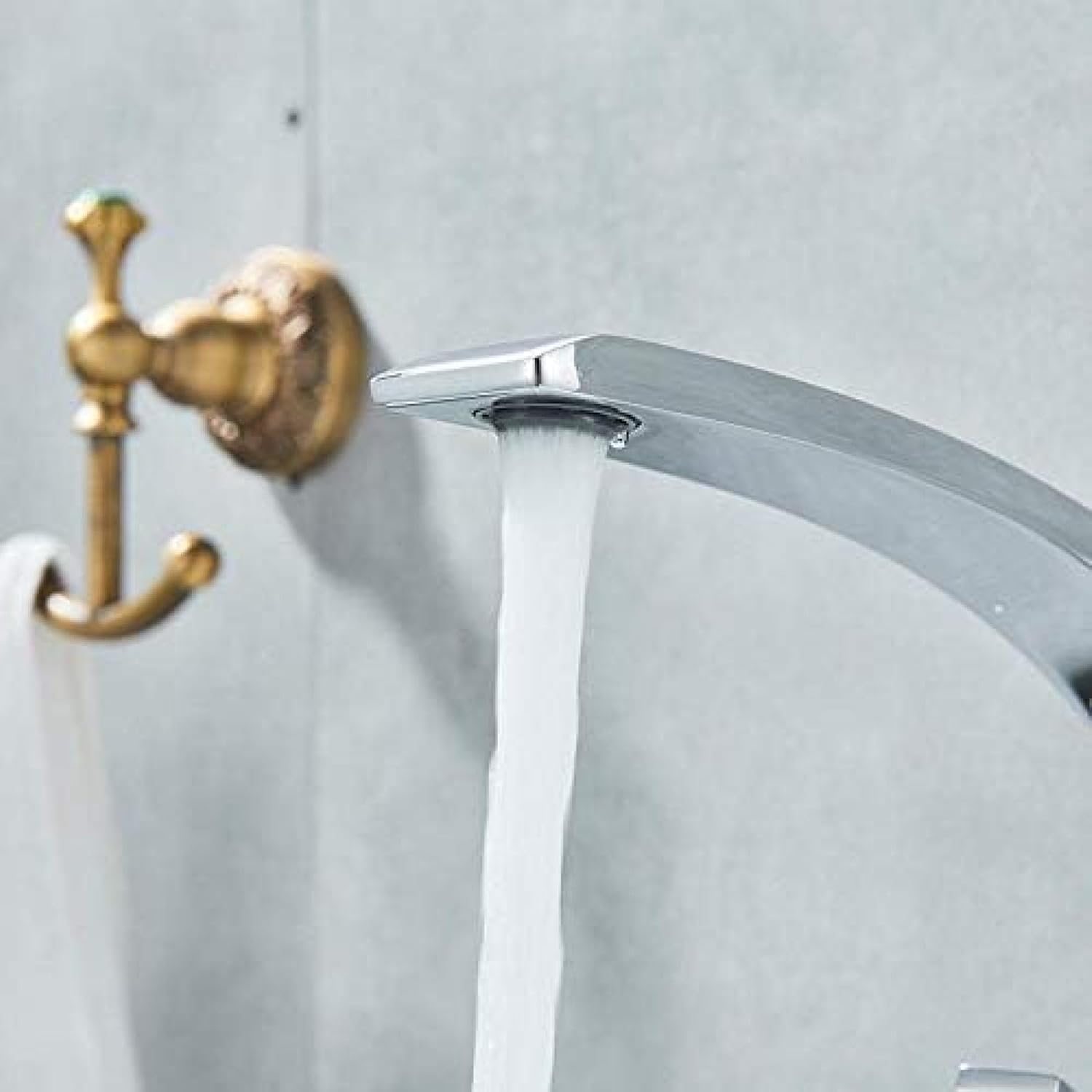 Grifos de lavabo Grifo mezclador de baño Grifo de lavabo de latón cromado pulido de una sola manija de un solo orificio grifo de la grúa del