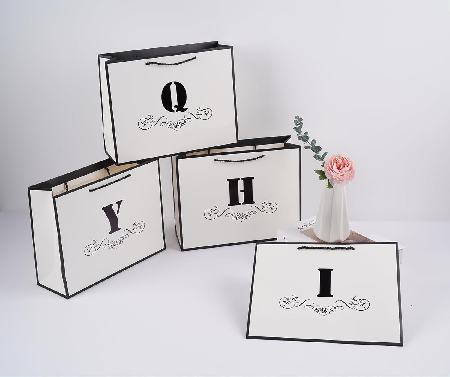 Bolsa de regalo con letras con papel de envoltura para hombres, mujeres, niños y niñas, bolsa de papel grande de 12 pulgadas de color blanco y negro