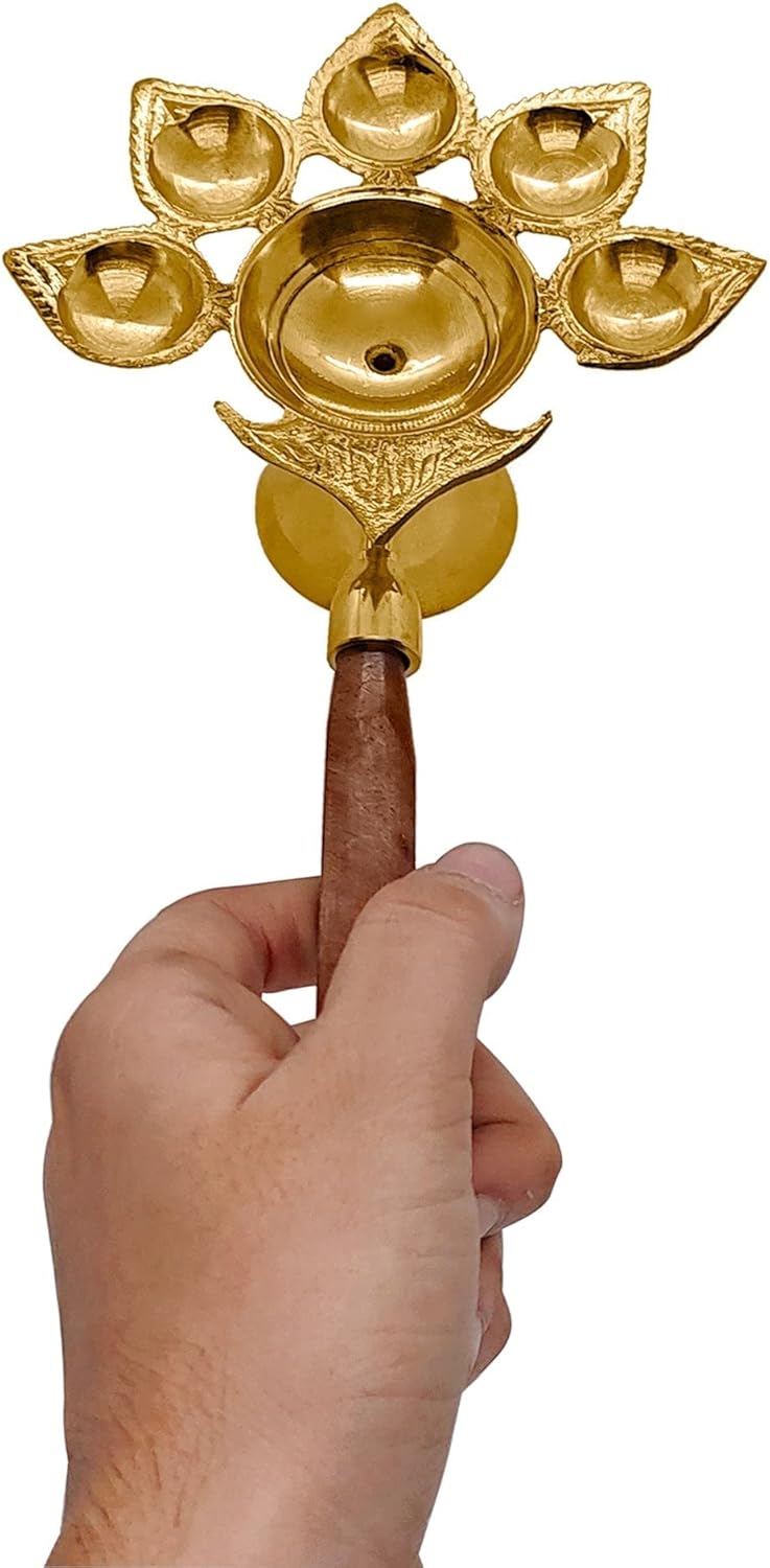 SATVIK Panch de latón Aarti Diya con mango de madera Decoración Soporte de luz de té Latón Jyot Dia Lámpara de aceite de mano Lámpara Puja Kutthu