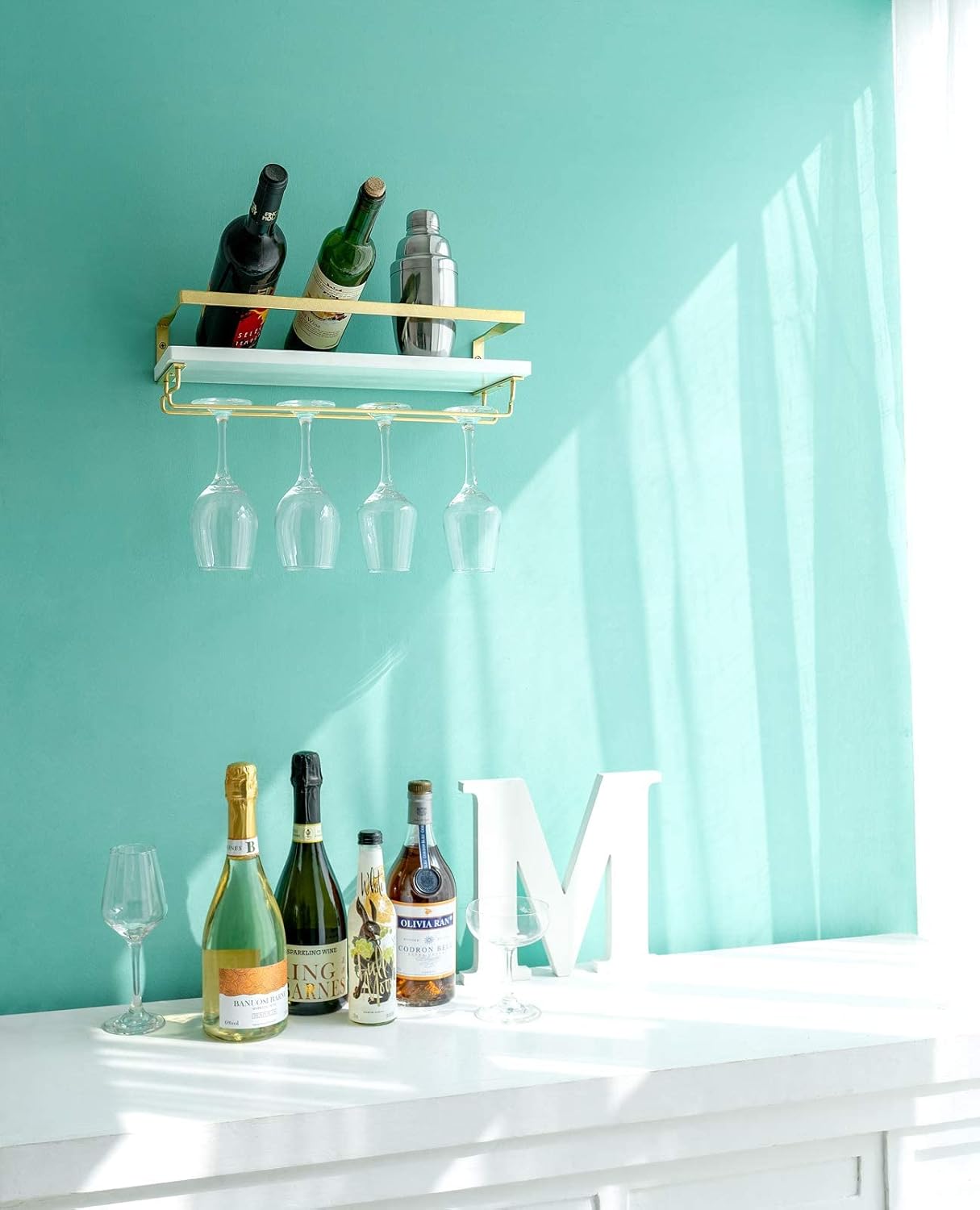 Mkono Estante de vino montado en la pared, juego de 2 soportes para botellas de vino de madera blanca, estantes flotantes con colgador de copas de