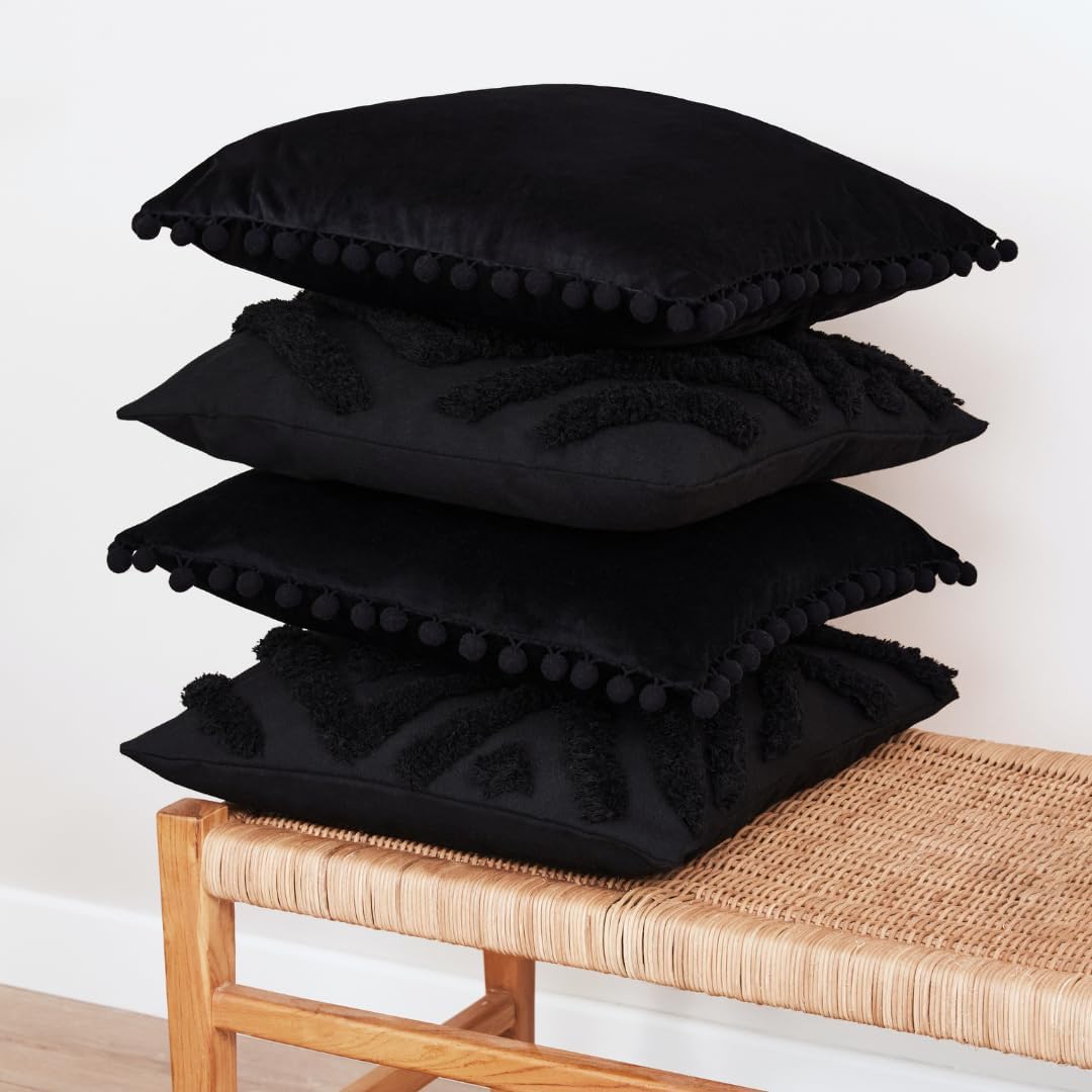 Juego de 4 fundas de almohada negras bohemias de 18 x 18 pulgadas para sofá, fundas de almohada rurales con pompones de terciopelo suave y diseños