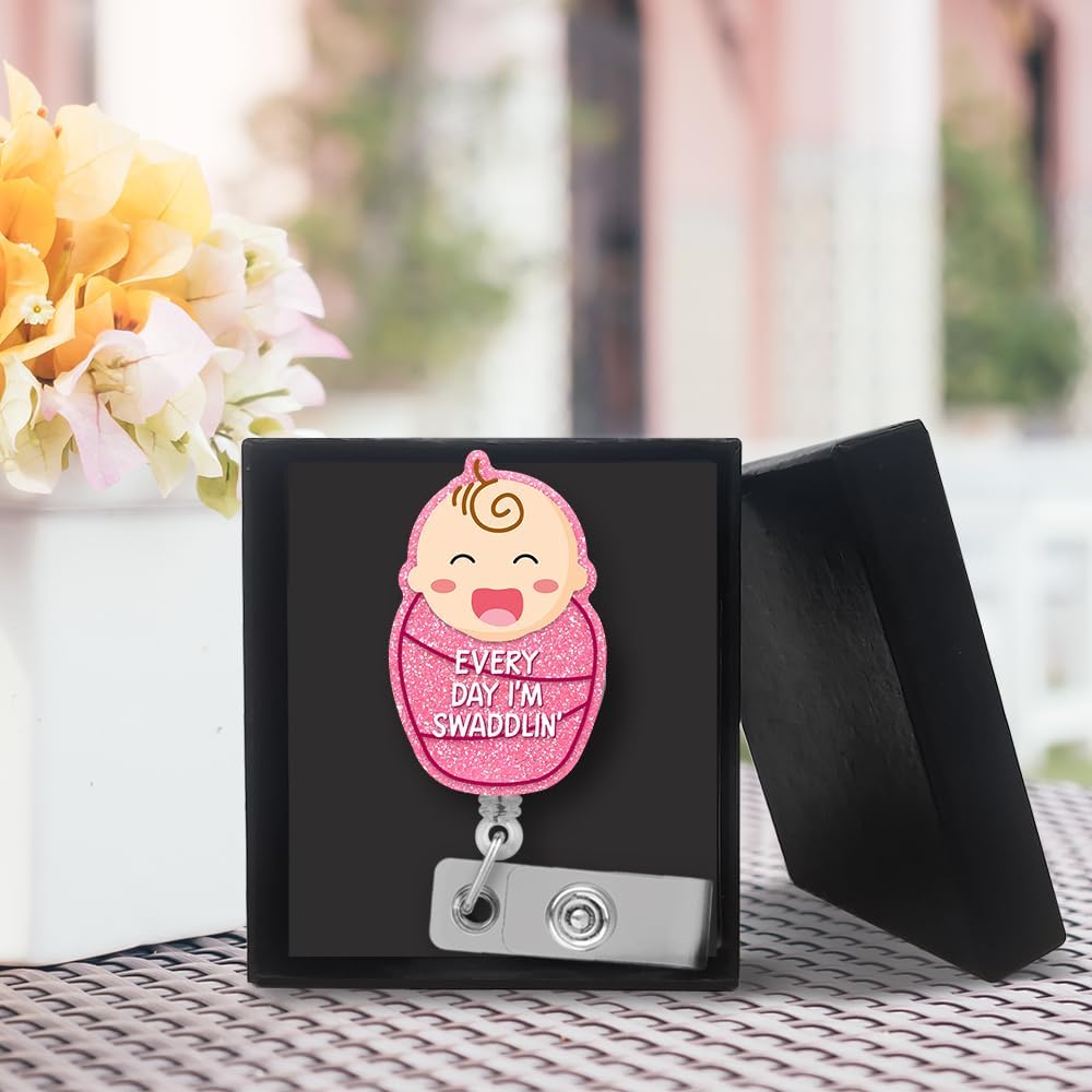QYUVK Carrete retráctil de identificación Every Day I’m Swaddlin con clip de cocodrilo, divertido soporte de insignia de bebé con purpurina rosa,