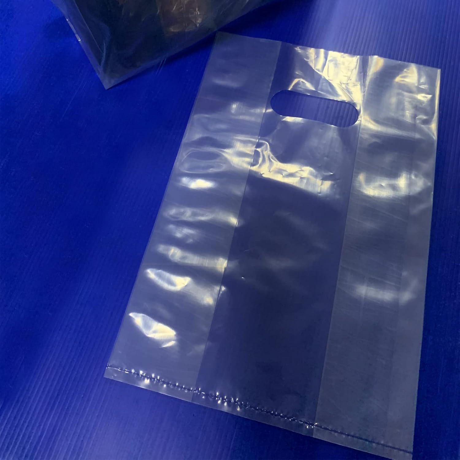 100 bolsas de plástico transparentes de 8 x 12 pulgadas con asas troqueladas y refuerzo, asas troqueladas de 2 mil de grosor, perfectas para