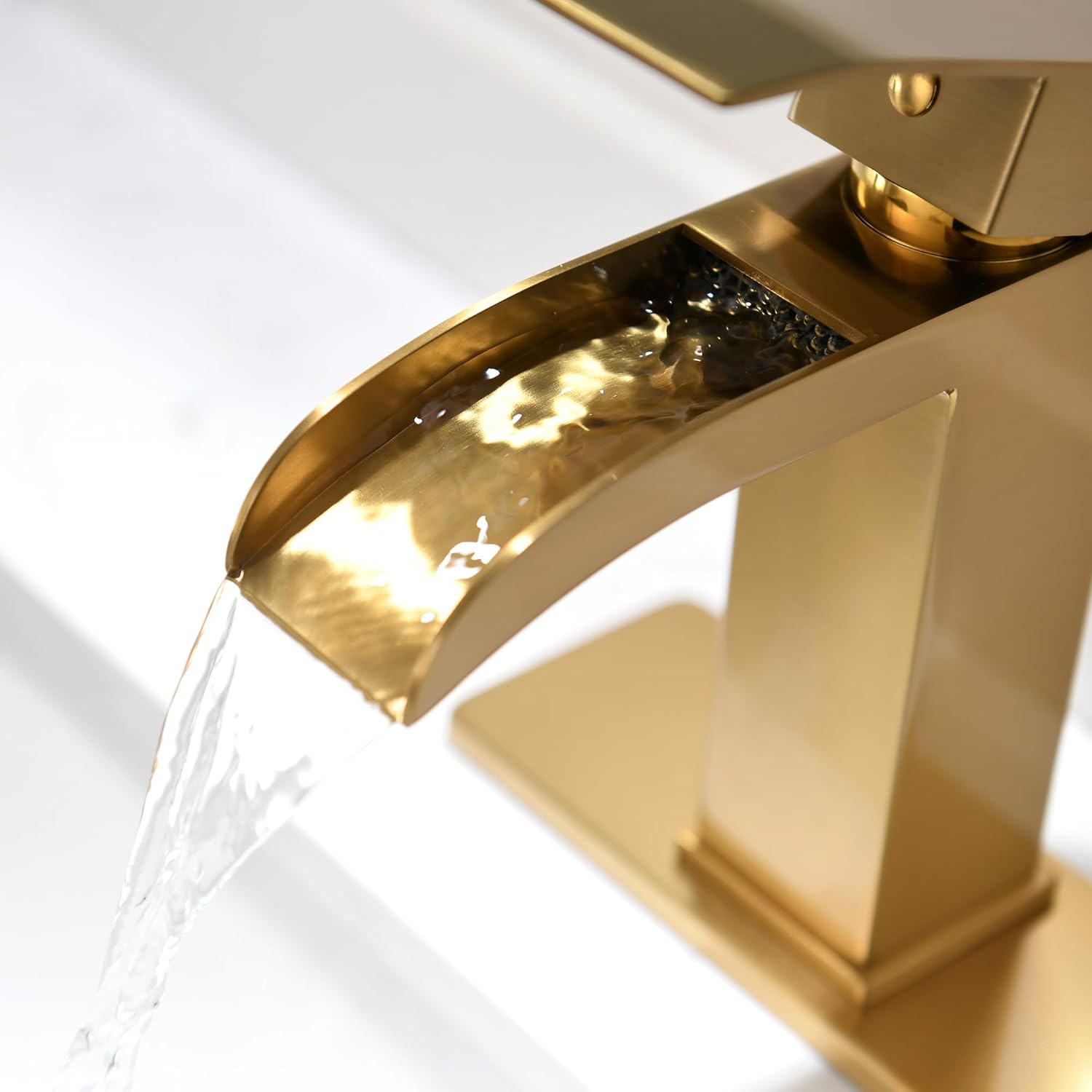 Grifo de baño dorado en cascada  Grifos de lavabo de una sola manija para baño de 1 agujero o 3 agujeros para 4 pulgadas  Moderno grifo de latón