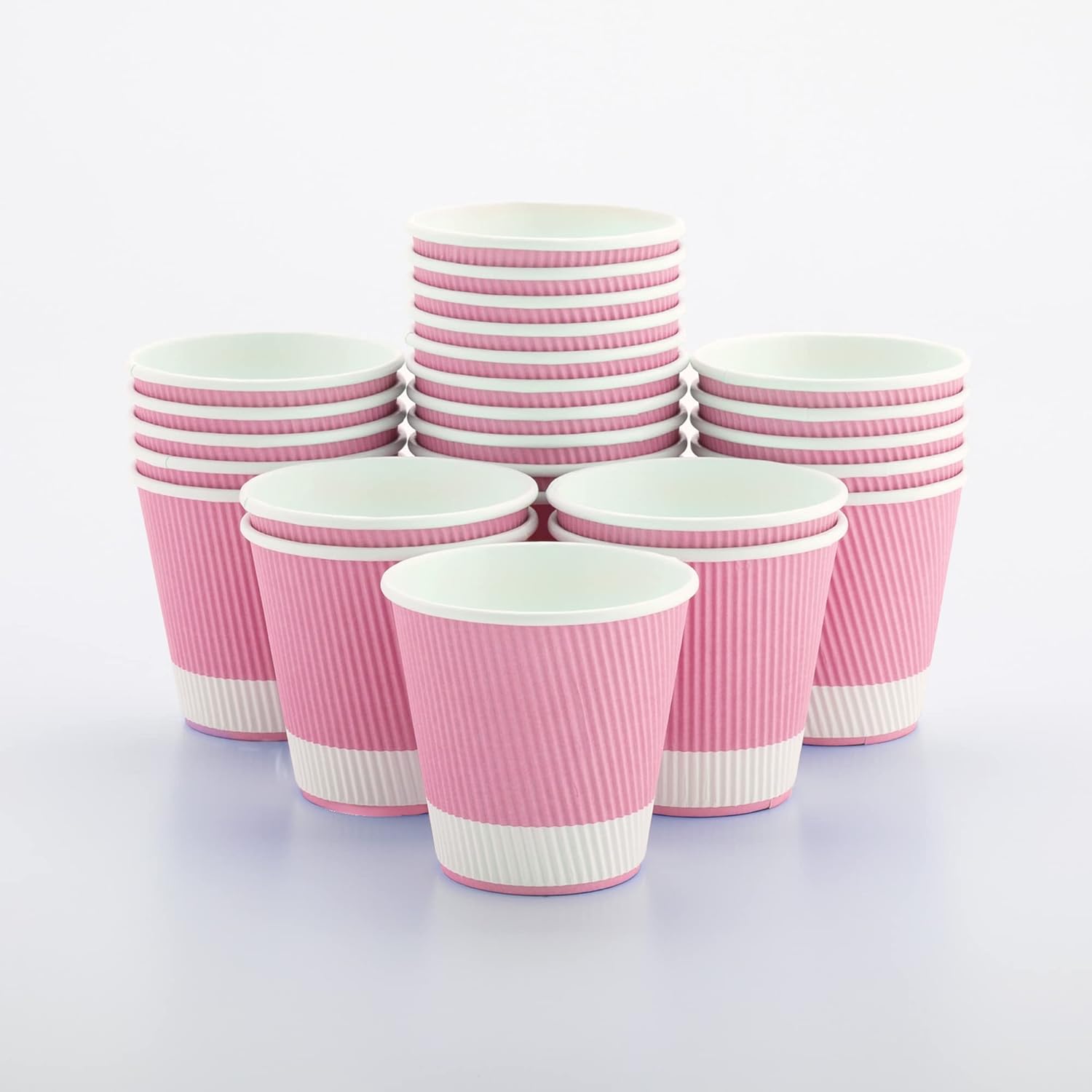 Vasos de café de papel aislado de pared corrugada, Rosado pastel