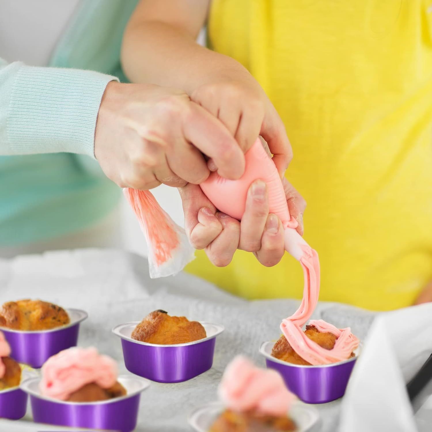 Mini molde de aluminio para pasteles con tapas transparentes de 1.9 fl oz1.86 onzas líquidas  1.86 onzas líquidas de papel de aluminio en forma de