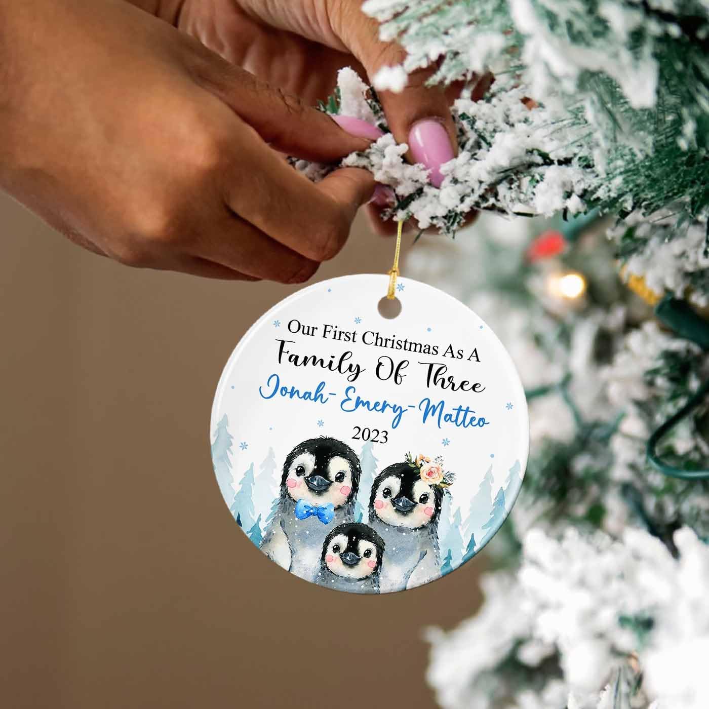 Adorno de cerámica personalizado de una familia de tres pingüinos, nuestra primera Navidad como familia de tres adornos, nombres personalizados y