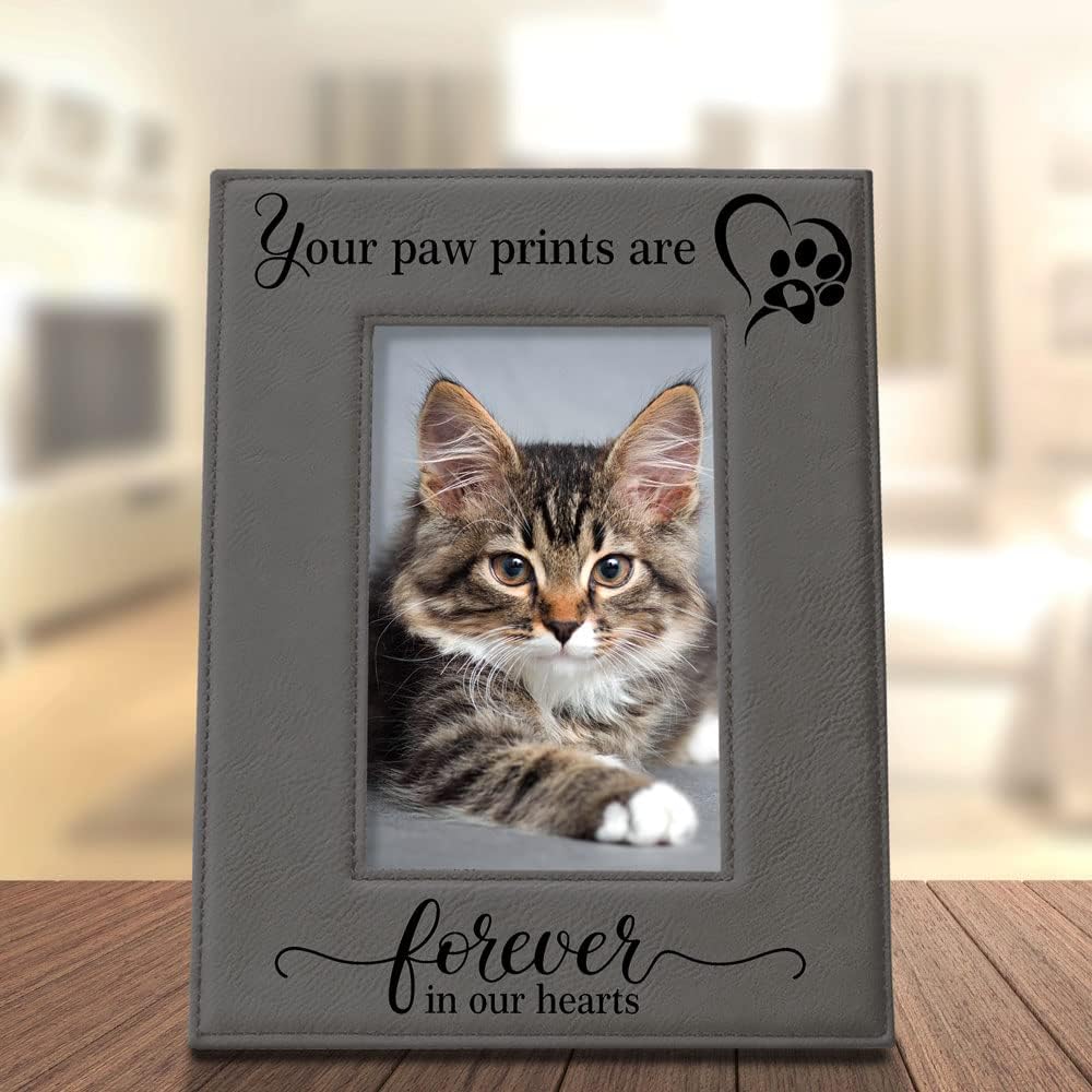 KATE POSH – Your Paw Prints are Forever in our Hearts. Marco de fotos de cuero grabado. Regalo conmemorativo para mascotas, pérdida de perro y gato,