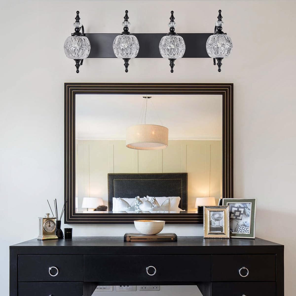 TLOLGT 4 luces negras para tocador de baño, modernas luces pintadas de superficie negra con pantalla de cristal grueso, apliques de pared para baño
