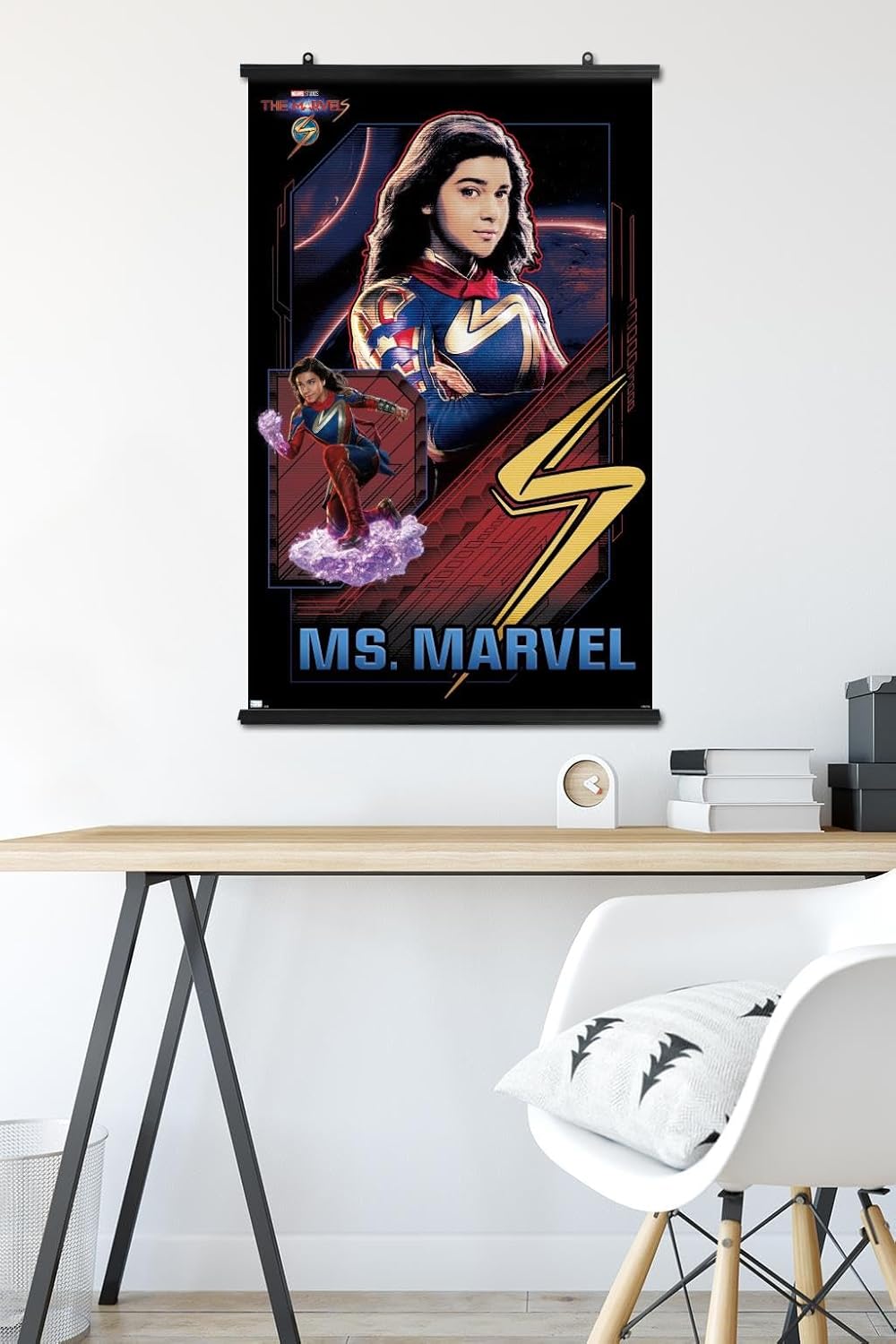 Trends International Marvel The Marvels – Póster de pared de Ms. Marvel, 22.37 x 34.00 pulgadas, paquete de póster y clip prémium