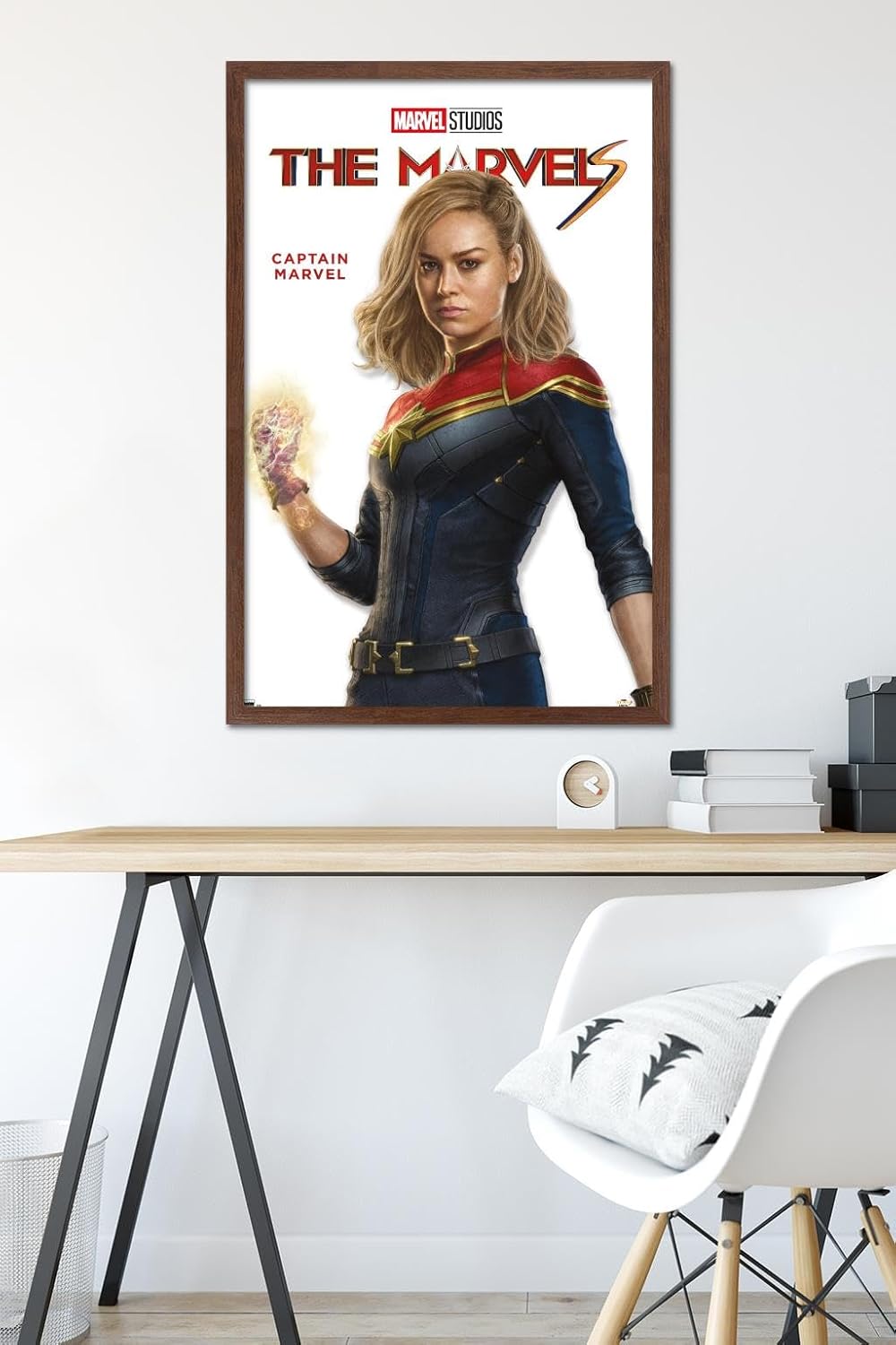 Trends International Marvel The Marvels – Póster de pared de la serie Captain Marvel Feature Series, 22.37 x 34.00 pulgadas, versión enmarcada de