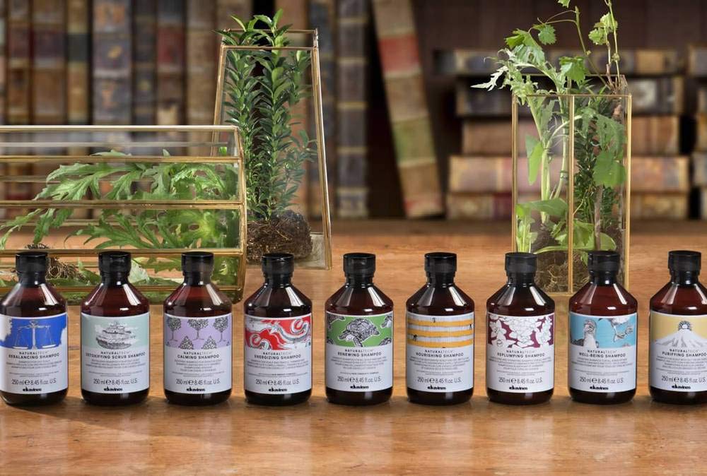 Davines Champú reequilibrante Naturaltech, limpia suavemente el cuero cabelludo mientras ayuda con el exceso de producción de sebo, añade brillo
