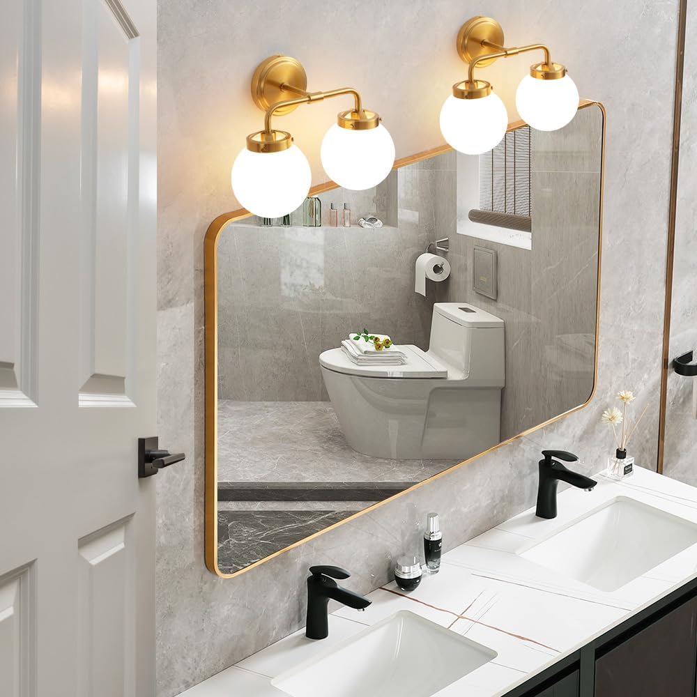 Deyidn Lámparas de tocador de baño sobre el espejo, 2 luces de latón dorado moderno iluminación de pared con pantallas de bola de vidrio lechoso,