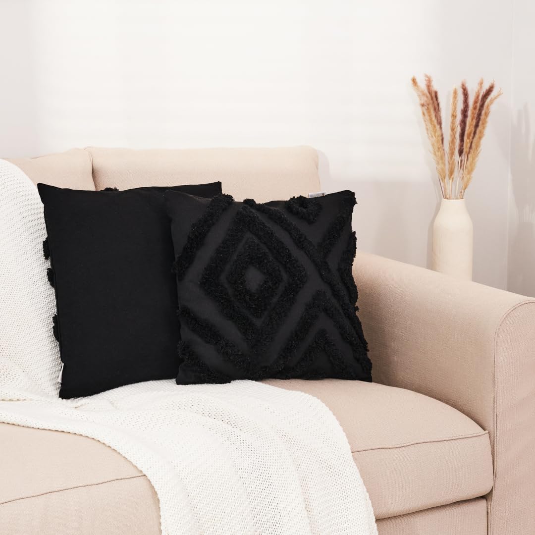 Juego de 4 fundas de almohada negras bohemias de 18 x 18 pulgadas para sofá, fundas de almohada rurales con pompones de terciopelo suave y diseños
