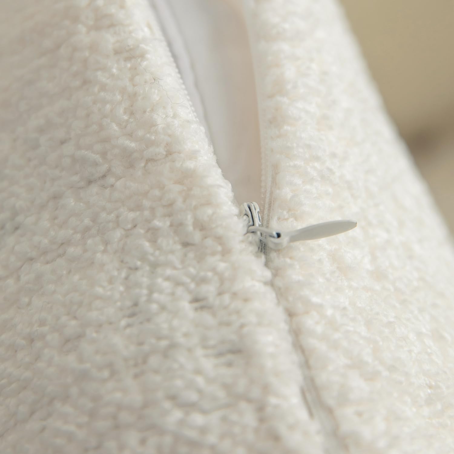 Rythome Fundas de almohada neutras con textura similar a un peluche beige para cama y sofá, 20 x 20 pulgadas, paquete de 2