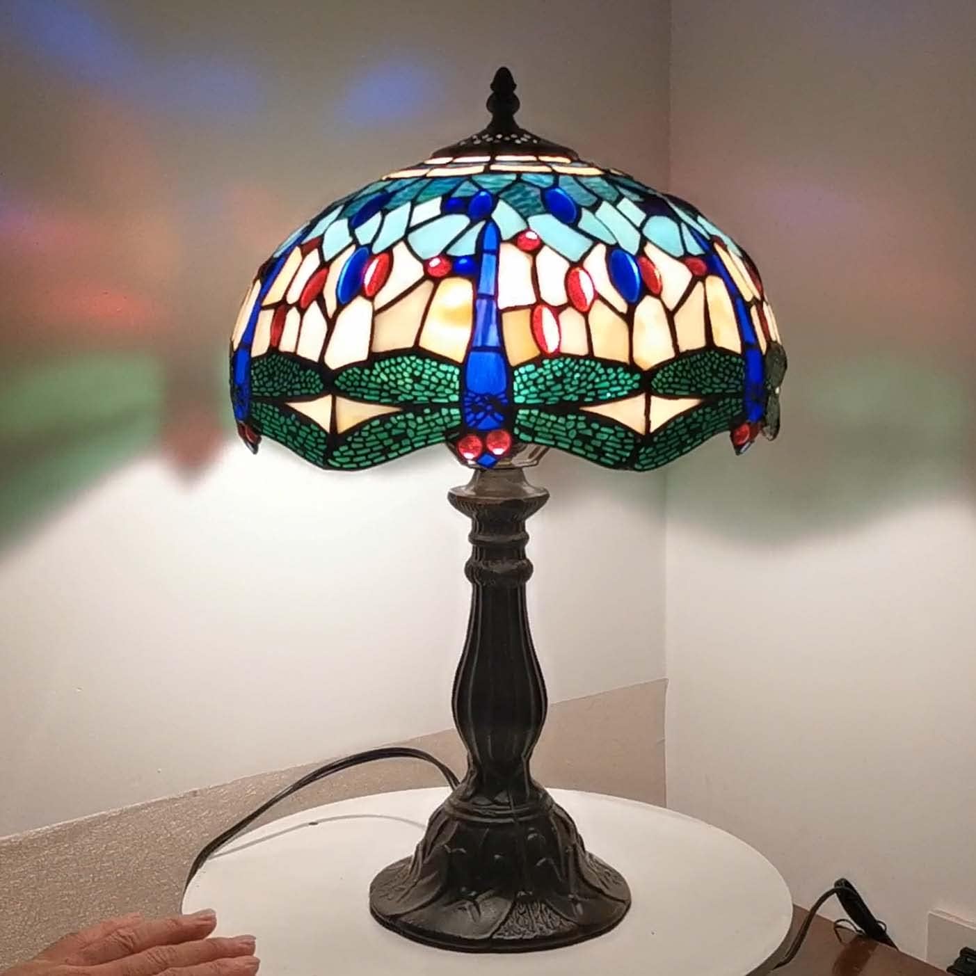 Bieye L11402 Dragonfly Tiffany Style Lámpara de mesa de vidrieras con base de metal para sala de estar, mesita de noche, decoración del hogar, 12