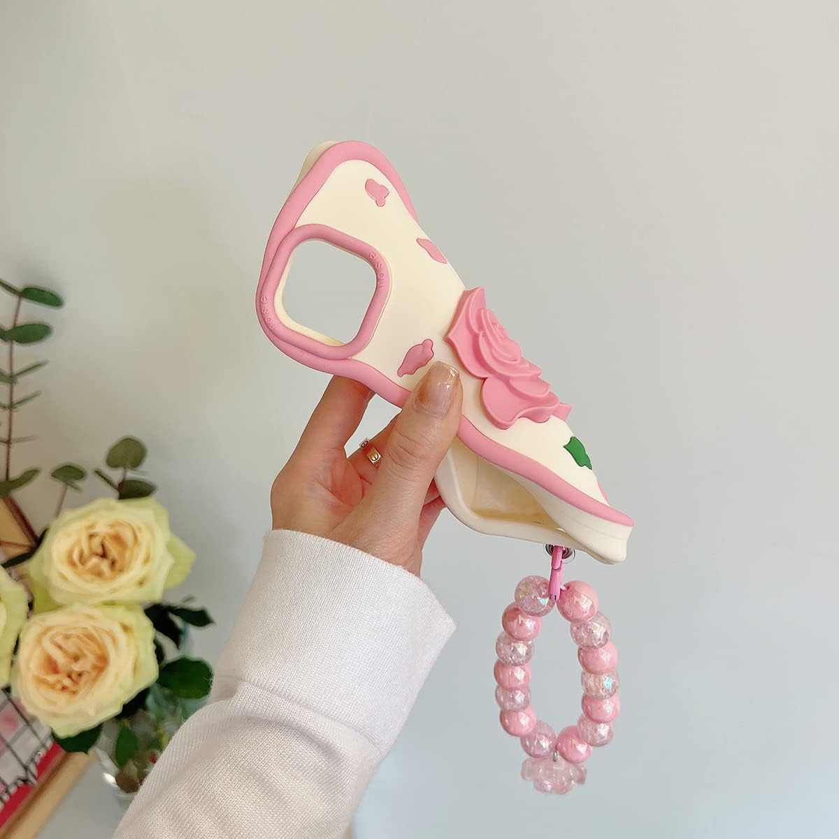 Funda para iPhone 11, linda funda 3D Kawaii para teléfono, diseño divertido de rosas y flores de dibujos animados con correa de mano, funda de