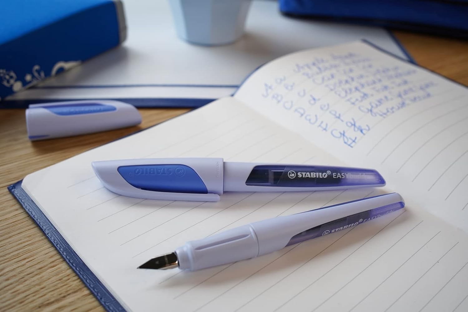 Stabilo EASYbuddy – Pluma estilográfica escolar pastel con punta zurda en azul nube, color tinta (borrable), bolígrafo individual, incluye cartucho