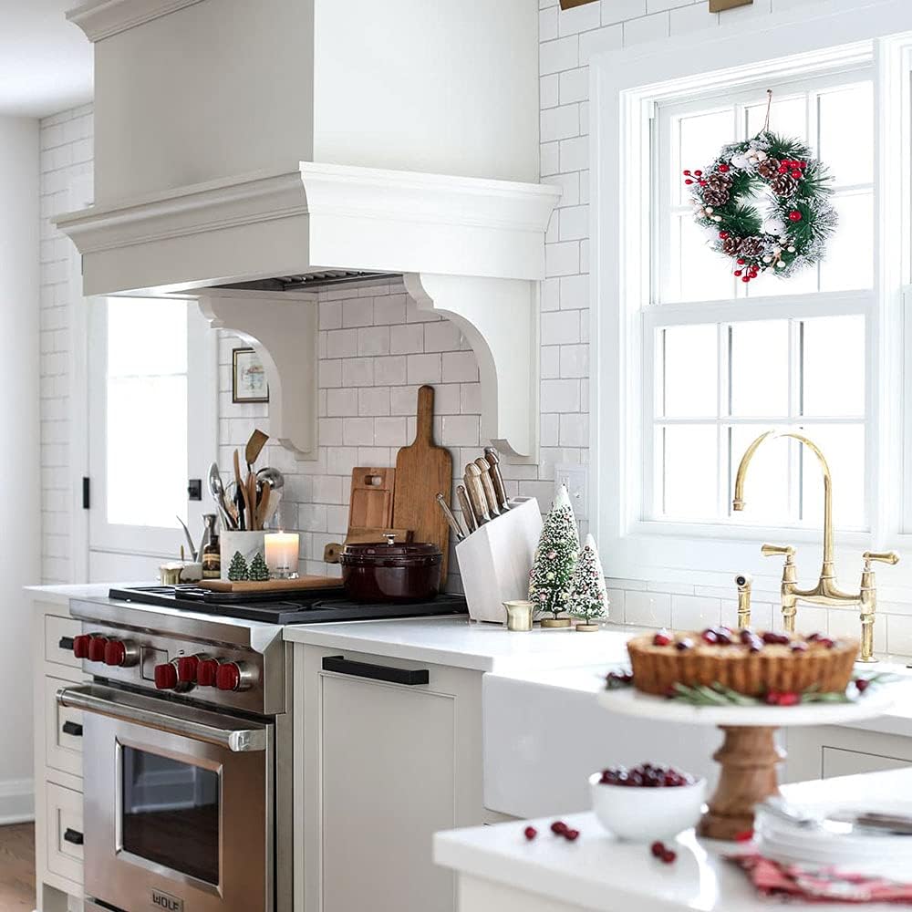 Corona de decoración de Navidad para puerta delantera, colgante de pared, bola de nieve, bayas rojas, piña, cono, adorno para fiesta de Navidad,